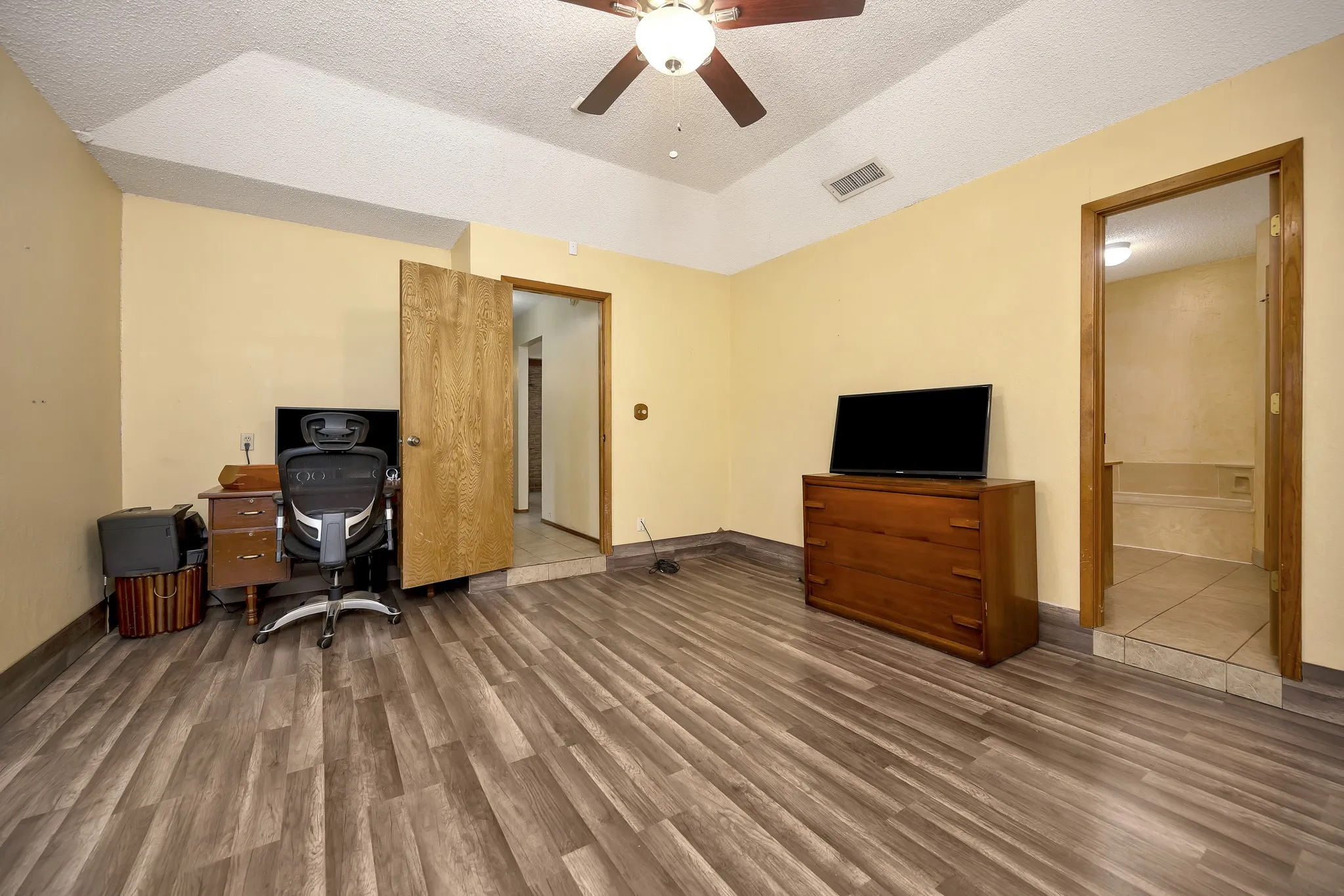 Single Family Residence For Sale in Tarrant County , 408 Chimney Hill Circle, Mansfield, Texas 76063, 3 Bedroom, 2 Bathroom, 2 Garage spaces, 1,839 Sqft, built in 1984, mls#21324930, Real Estate Agent in Mansfield, Homes For Sale in Tarrant county, Homes For Sale in Mansfield, Realtor in Mansfield Texas, Real Estate Brokerage Independent Realty Texas, Luminita Cordes Realtor