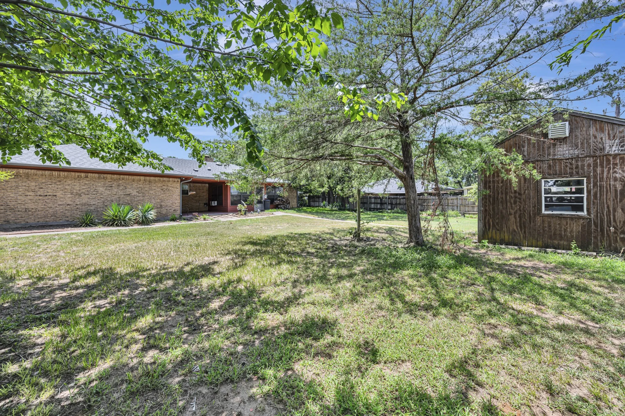 Single Family Residence For Sale in Tarrant County , 408 Chimney Hill Circle, Mansfield, Texas 76063, 3 Bedroom, 2 Bathroom, 2 Garage spaces, 1,839 Sqft, built in 1984, mls#21324930, Real Estate Agent in Mansfield, Homes For Sale in Tarrant county, Homes For Sale in Mansfield, Realtor in Mansfield Texas, Real Estate Brokerage Independent Realty Texas, Luminita Cordes Realtor