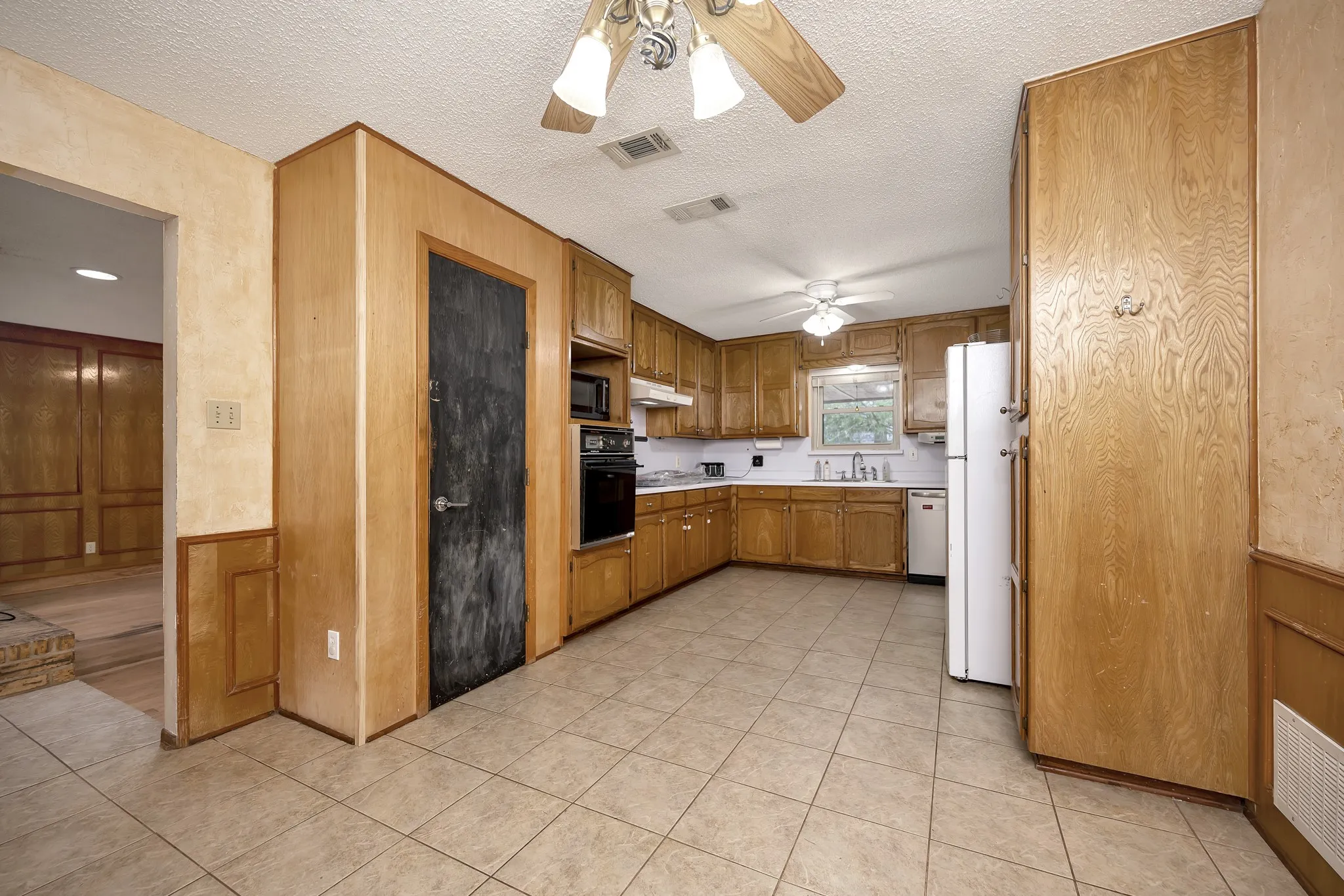 Single Family Residence For Sale in Tarrant County , 408 Chimney Hill Circle, Mansfield, Texas 76063, 3 Bedroom, 2 Bathroom, 2 Garage spaces, 1,839 Sqft, built in 1984, mls#21324930, Real Estate Agent in Mansfield, Homes For Sale in Tarrant county, Homes For Sale in Mansfield, Realtor in Mansfield Texas, Real Estate Brokerage Independent Realty Texas, Luminita Cordes Realtor