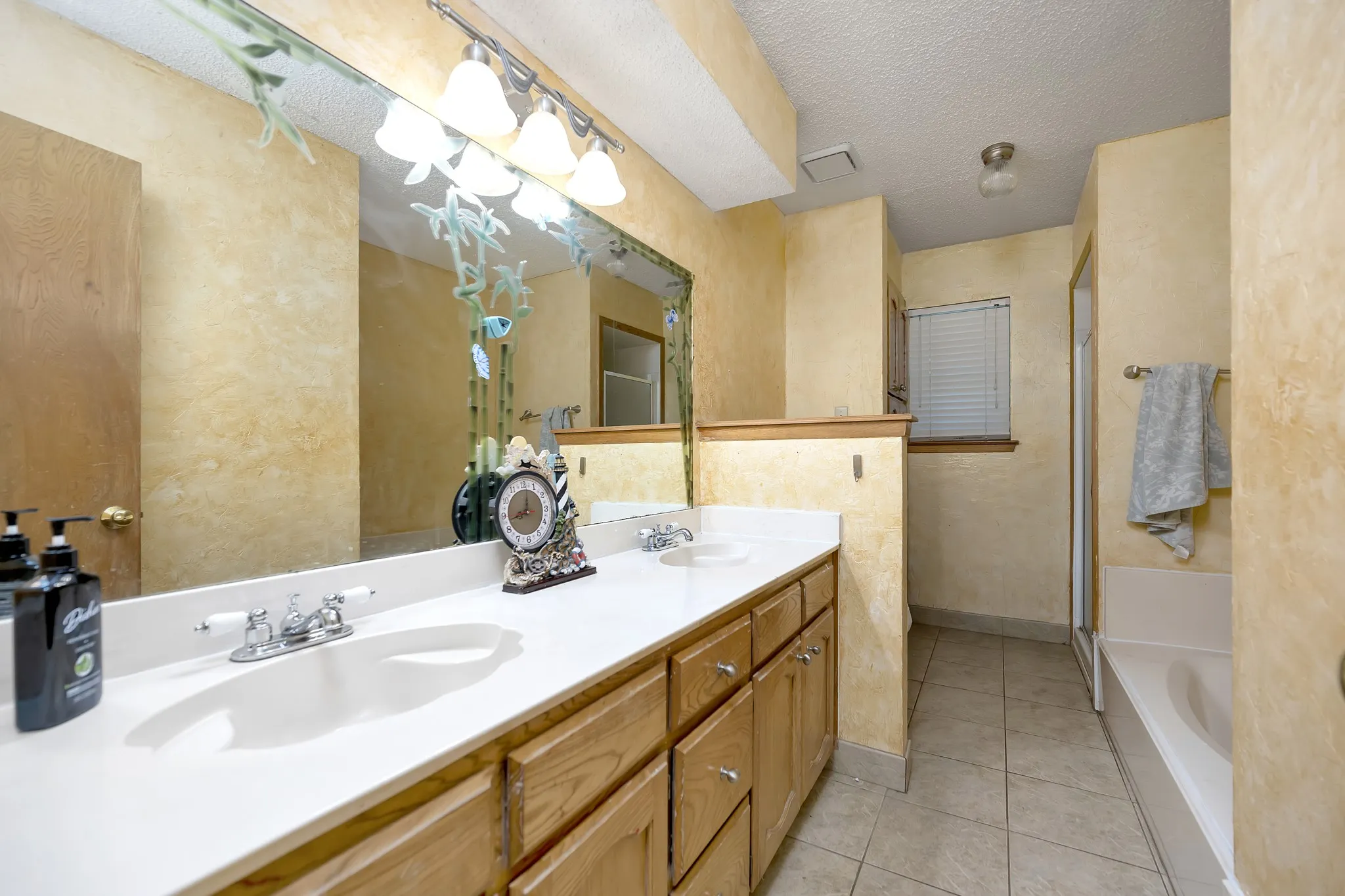 Single Family Residence For Sale in Tarrant County , 408 Chimney Hill Circle, Mansfield, Texas 76063, 3 Bedroom, 2 Bathroom, 2 Garage spaces, 1,839 Sqft, built in 1984, mls#21324930, Real Estate Agent in Mansfield, Homes For Sale in Tarrant county, Homes For Sale in Mansfield, Realtor in Mansfield Texas, Real Estate Brokerage Independent Realty Texas, Luminita Cordes Realtor