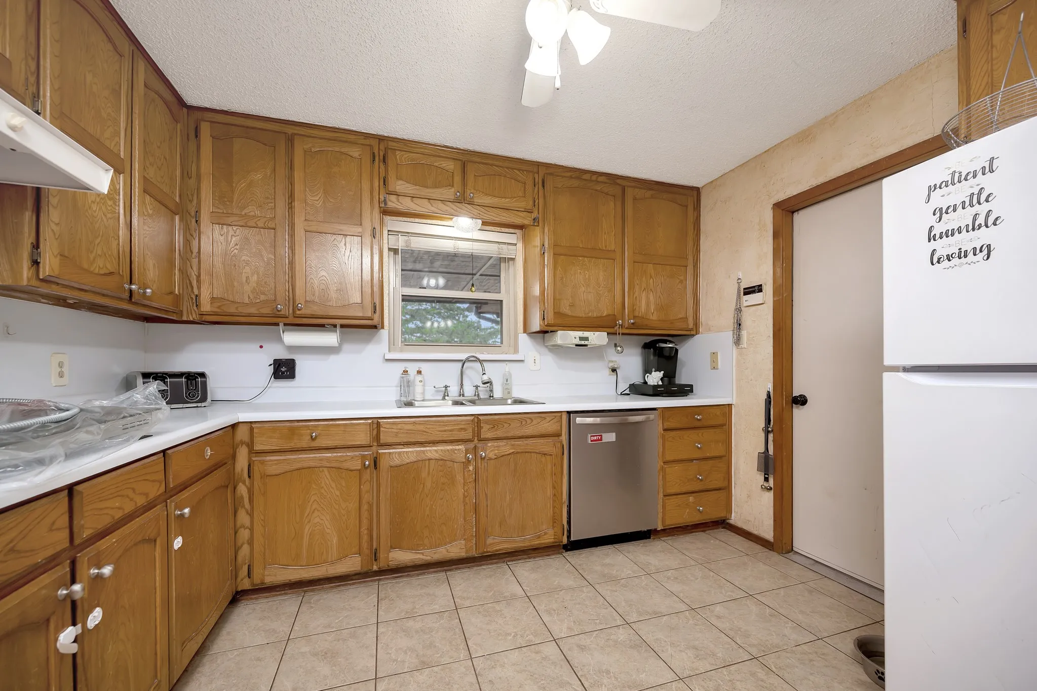 Single Family Residence For Sale in Tarrant County , 408 Chimney Hill Circle, Mansfield, Texas 76063, 3 Bedroom, 2 Bathroom, 2 Garage spaces, 1,839 Sqft, built in 1984, mls#21324930, Real Estate Agent in Mansfield, Homes For Sale in Tarrant county, Homes For Sale in Mansfield, Realtor in Mansfield Texas, Real Estate Brokerage Independent Realty Texas, Luminita Cordes Realtor