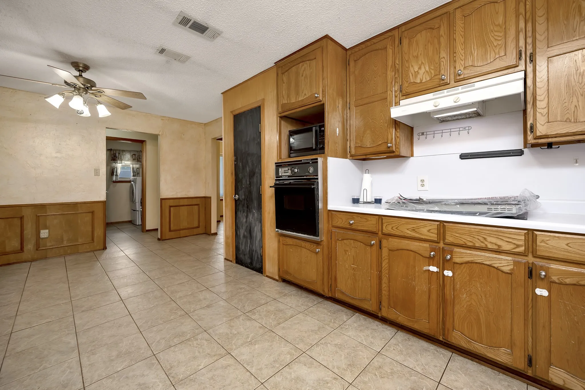 Single Family Residence For Sale in Tarrant County , 408 Chimney Hill Circle, Mansfield, Texas 76063, 3 Bedroom, 2 Bathroom, 2 Garage spaces, 1,839 Sqft, built in 1984, mls#21324930, Real Estate Agent in Mansfield, Homes For Sale in Tarrant county, Homes For Sale in Mansfield, Realtor in Mansfield Texas, Real Estate Brokerage Independent Realty Texas, Luminita Cordes Realtor