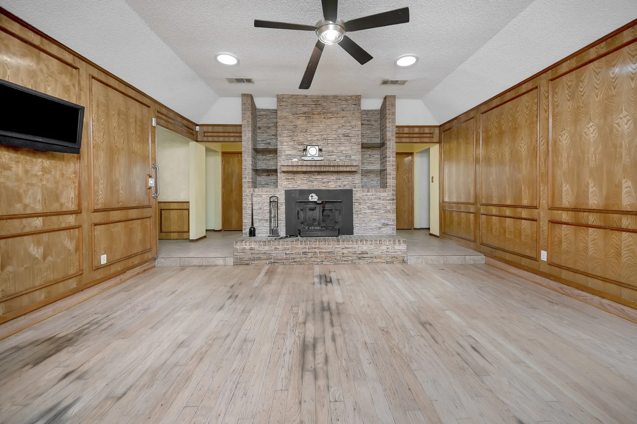 Single Family Residence For Sale in Tarrant County , 408 Chimney Hill Circle, Mansfield, Texas 76063, 3 Bedroom, 2 Bathroom, 2 Garage spaces, 1,839 Sqft, built in 1984, mls#21324930, Real Estate Agent in Mansfield, Homes For Sale in Tarrant county, Homes For Sale in Mansfield, Realtor in Mansfield Texas, Real Estate Brokerage Independent Realty Texas, Luminita Cordes Realtor