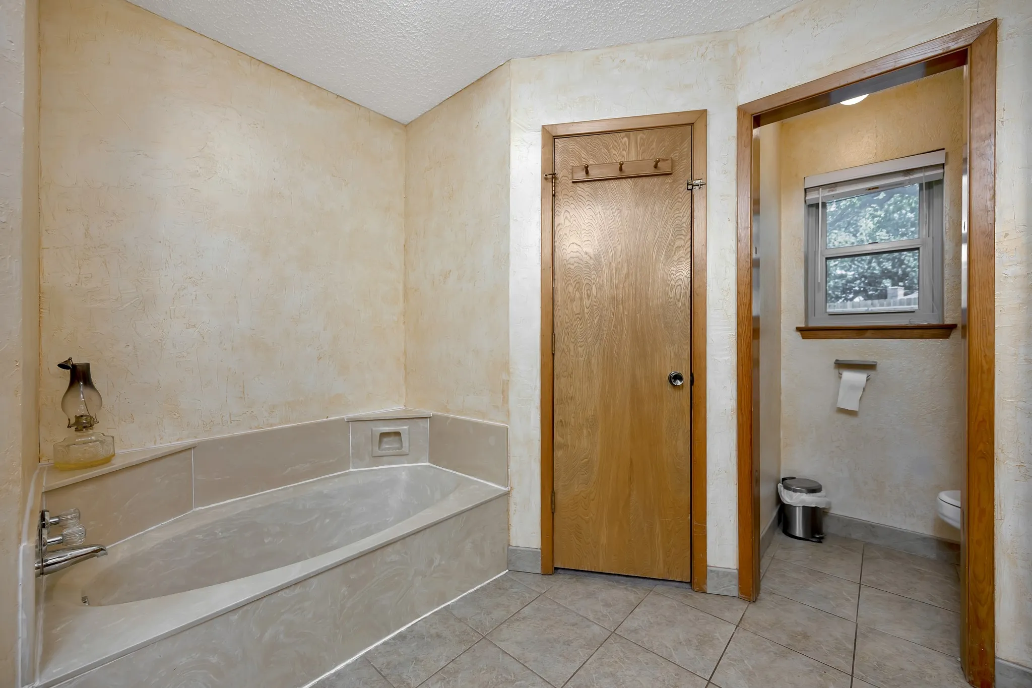 Single Family Residence For Sale in Tarrant County , 408 Chimney Hill Circle, Mansfield, Texas 76063, 3 Bedroom, 2 Bathroom, 2 Garage spaces, 1,839 Sqft, built in 1984, mls#21324930, Real Estate Agent in Mansfield, Homes For Sale in Tarrant county, Homes For Sale in Mansfield, Realtor in Mansfield Texas, Real Estate Brokerage Independent Realty Texas, Luminita Cordes Realtor