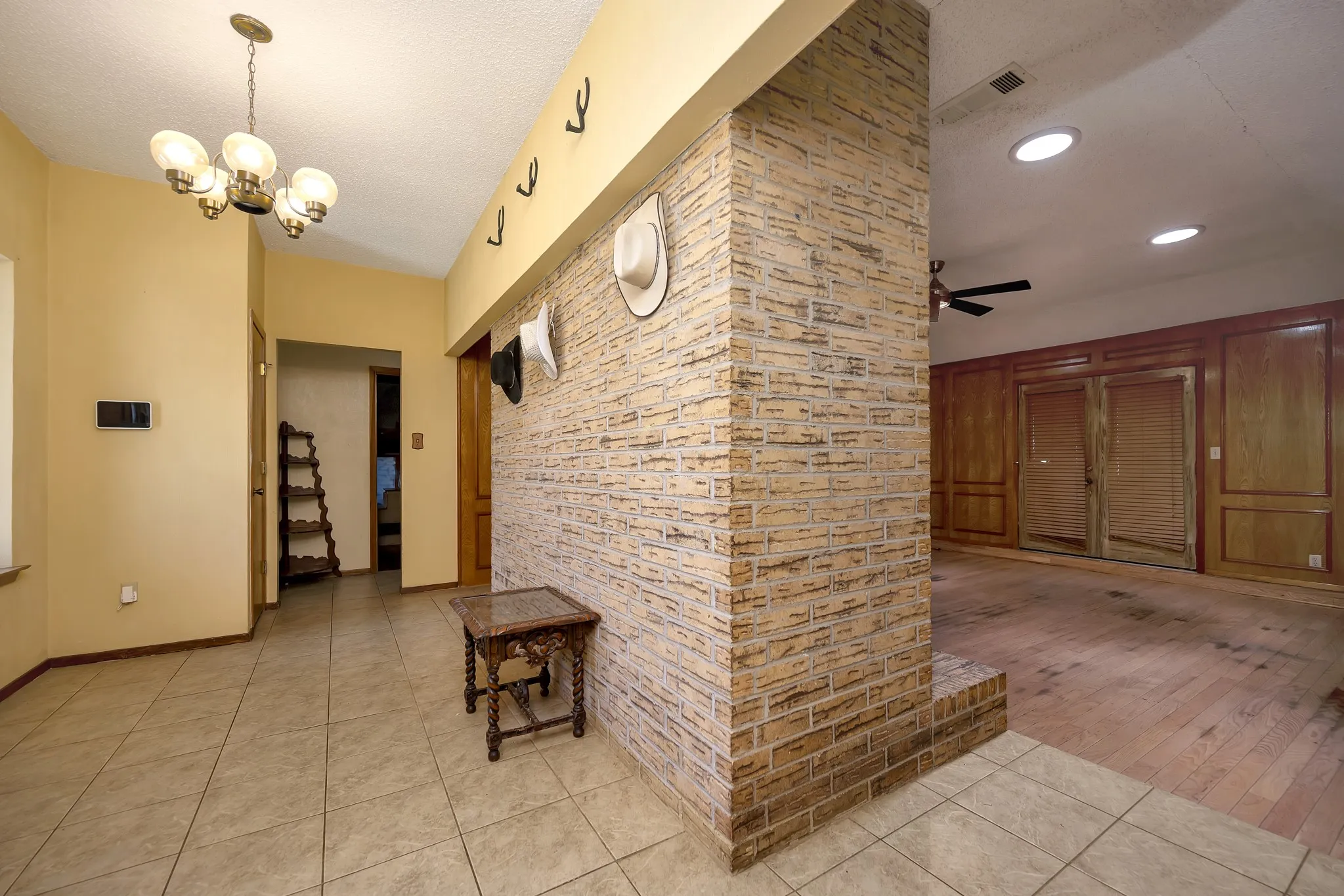 Single Family Residence For Sale in Tarrant County , 408 Chimney Hill Circle, Mansfield, Texas 76063, 3 Bedroom, 2 Bathroom, 2 Garage spaces, 1,839 Sqft, built in 1984, mls#21324930, Real Estate Agent in Mansfield, Homes For Sale in Tarrant county, Homes For Sale in Mansfield, Realtor in Mansfield Texas, Real Estate Brokerage Independent Realty Texas, Luminita Cordes Realtor