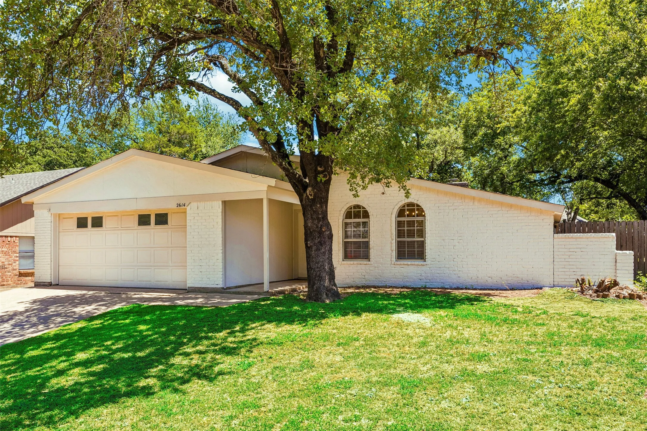 Single Family Residence For Sale in Tarrant County , 2614 Charolais Way, Arlington, Texas 76017, 3 Bedroom, 2 Bathroom, 2 Garage spaces, 1,852 Sqft, built in 1978, mls#21344589, Real Estate Agent in Arlington, Homes For Sale in Tarrant county, Homes For Sale in Arlington, Realtor in Arlington Texas, Real Estate Brokerage Independent Realty Texas, Luminita Cordes Realtor