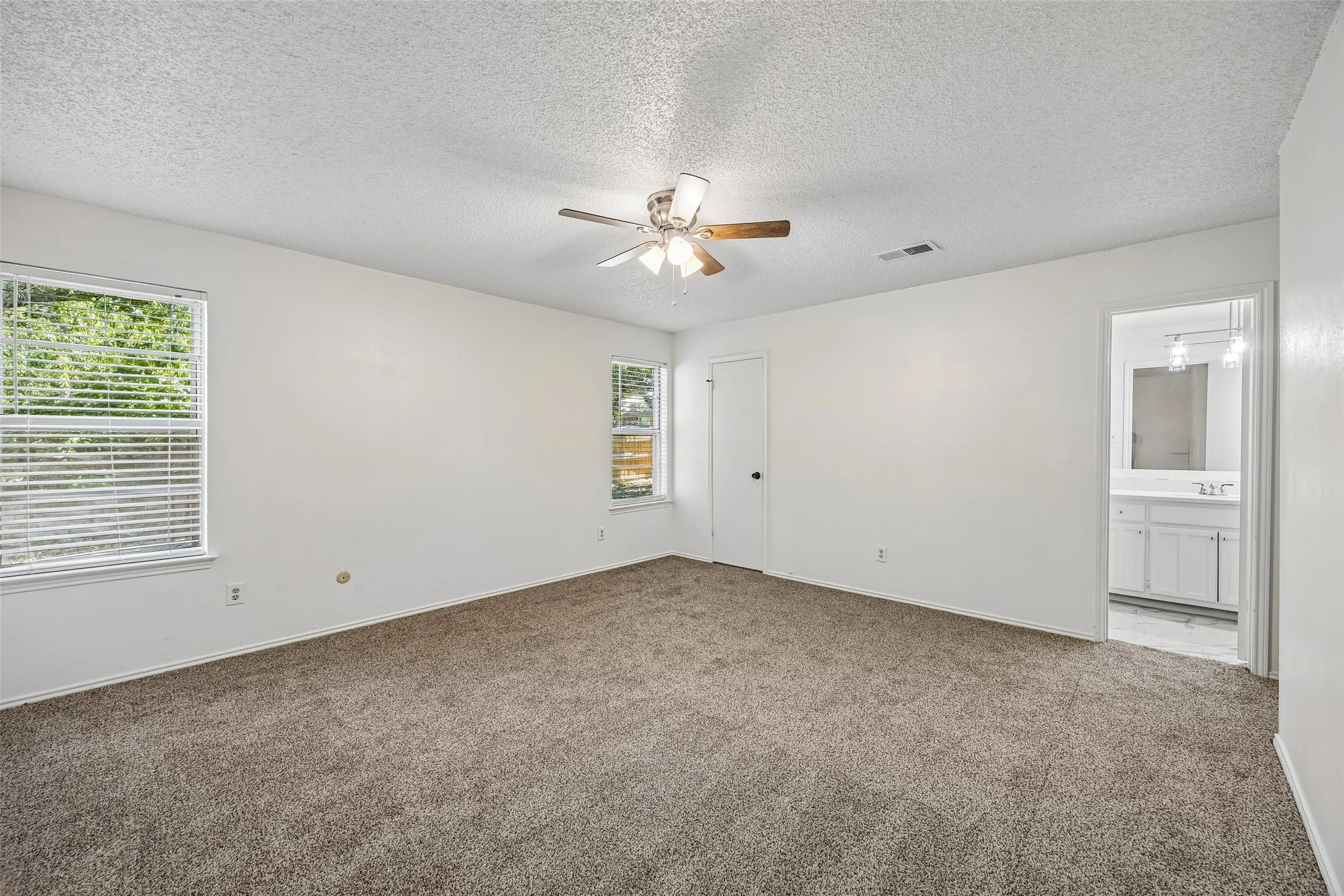Single Family Residence For Sale in Tarrant County , 2614 Charolais Way, Arlington, Texas 76017, 3 Bedroom, 2 Bathroom, 2 Garage spaces, 1,852 Sqft, built in 1978, mls#21344589, Real Estate Agent in Arlington, Homes For Sale in Tarrant county, Homes For Sale in Arlington, Realtor in Arlington Texas, Real Estate Brokerage Independent Realty Texas, Luminita Cordes Realtor