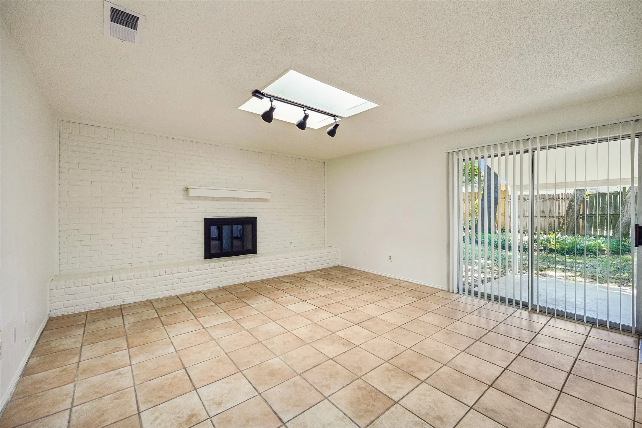 Single Family Residence For Sale in Tarrant County , 2614 Charolais Way, Arlington, Texas 76017, 3 Bedroom, 2 Bathroom, 2 Garage spaces, 1,852 Sqft, built in 1978, mls#21344589, Real Estate Agent in Arlington, Homes For Sale in Tarrant county, Homes For Sale in Arlington, Realtor in Arlington Texas, Real Estate Brokerage Independent Realty Texas, Luminita Cordes Realtor