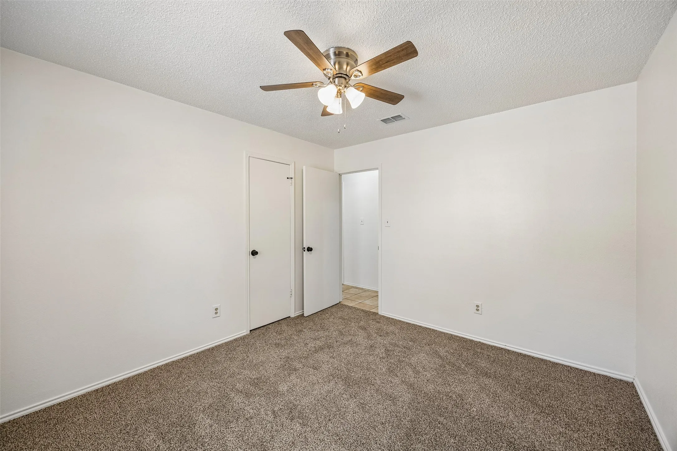 Single Family Residence For Sale in Tarrant County , 2614 Charolais Way, Arlington, Texas 76017, 3 Bedroom, 2 Bathroom, 2 Garage spaces, 1,852 Sqft, built in 1978, mls#21344589, Real Estate Agent in Arlington, Homes For Sale in Tarrant county, Homes For Sale in Arlington, Realtor in Arlington Texas, Real Estate Brokerage Independent Realty Texas, Luminita Cordes Realtor