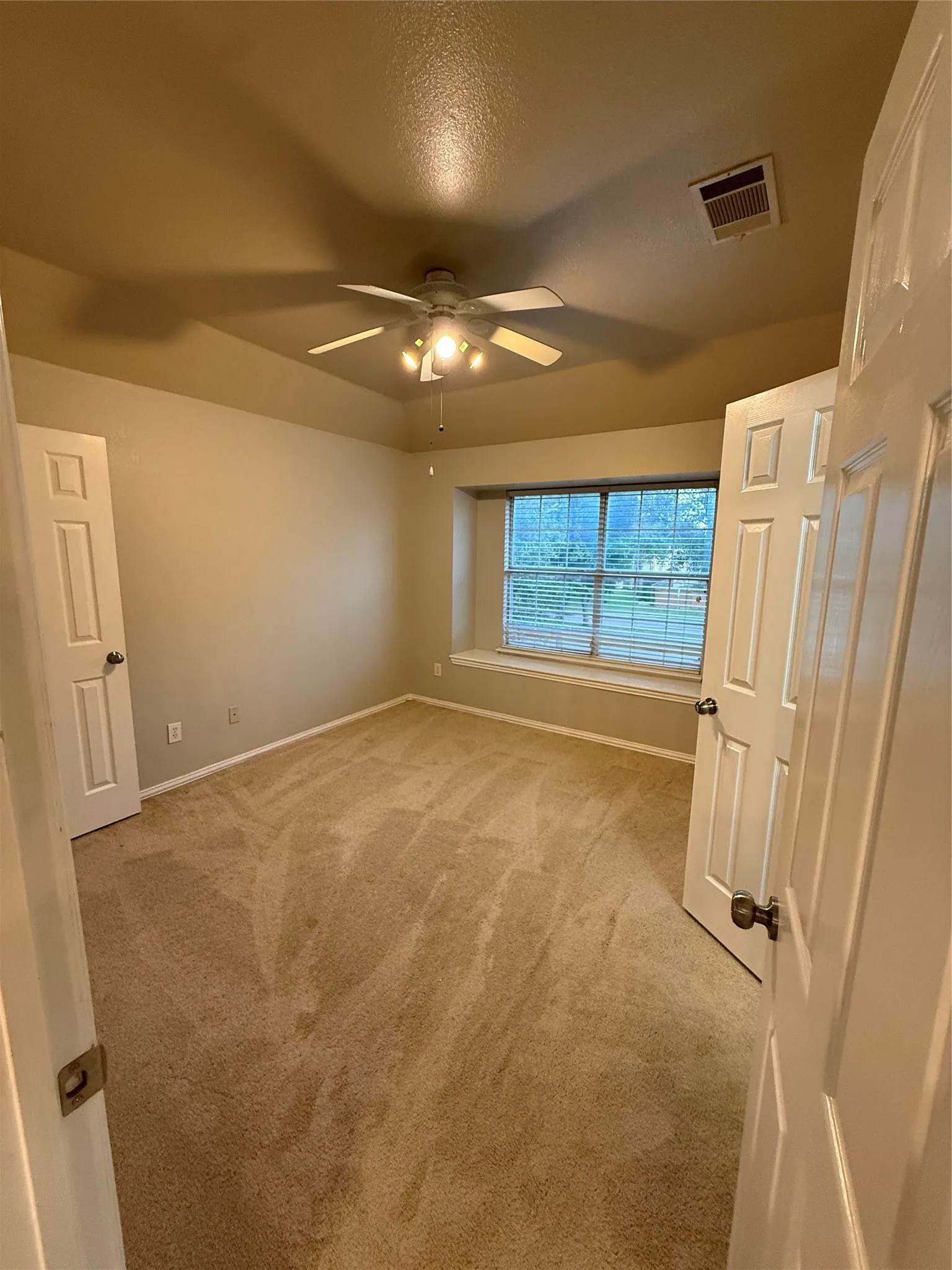 Single Family Residence For Rent in Dallas County , 9702 Windy Hollow Drive, Irving, Texas 75063, 4 Bedroom, 5 Bathroom, 2 Garage spaces, 2,986 Sqft, built in 1996, mls#21345715, Real Estate Agent in Irving, Homes For Rent in Dallas county, Homes For Rent in Irving, Realtor in Irving Texas, Real Estate Brokerage Independent Realty Texas, Luminita Cordes Realtor