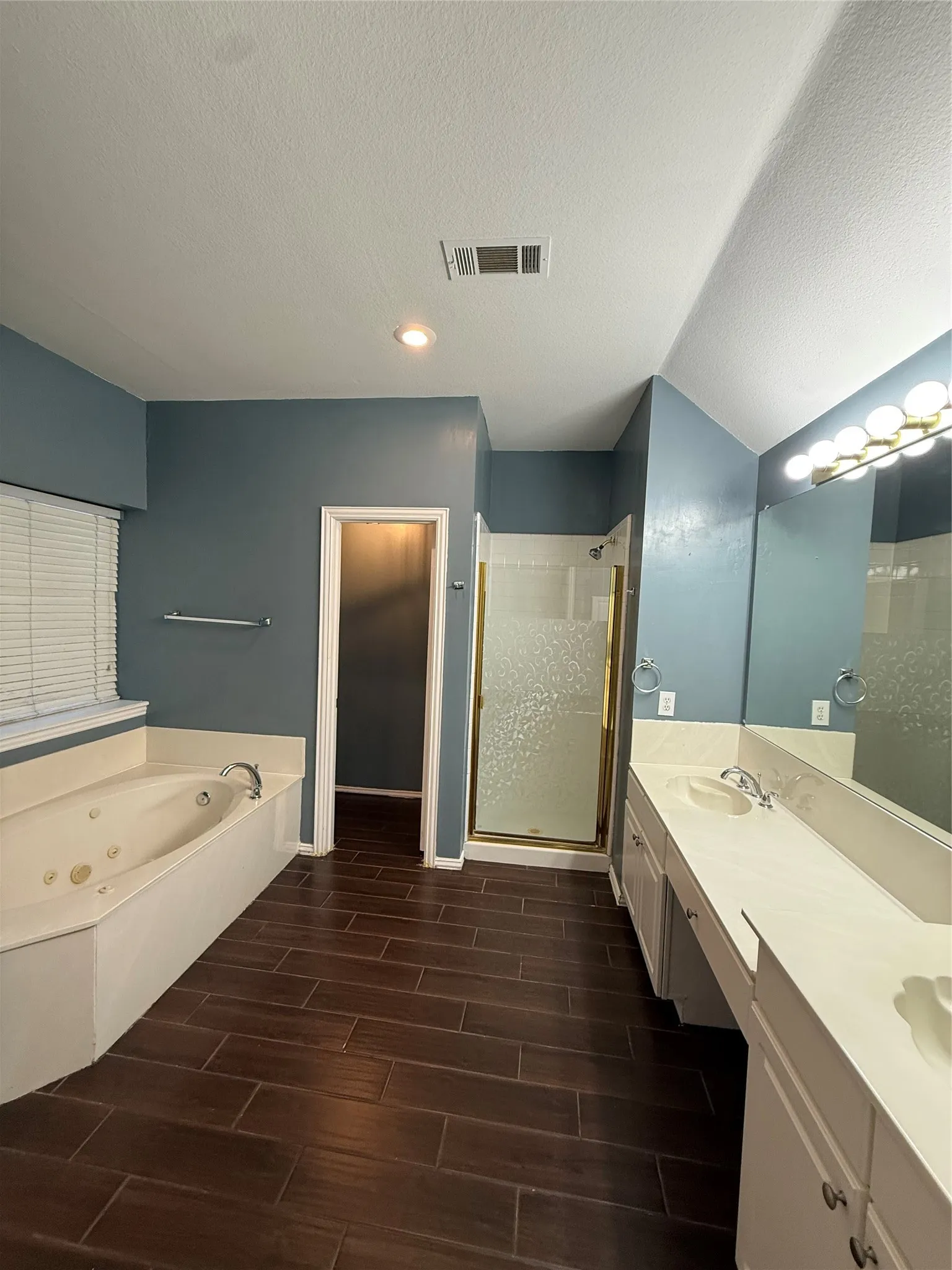 Single Family Residence For Rent in Dallas County , 9702 Windy Hollow Drive, Irving, Texas 75063, 4 Bedroom, 5 Bathroom, 2 Garage spaces, 2,986 Sqft, built in 1996, mls#21345715, Real Estate Agent in Irving, Homes For Rent in Dallas county, Homes For Rent in Irving, Realtor in Irving Texas, Real Estate Brokerage Independent Realty Texas, Luminita Cordes Realtor