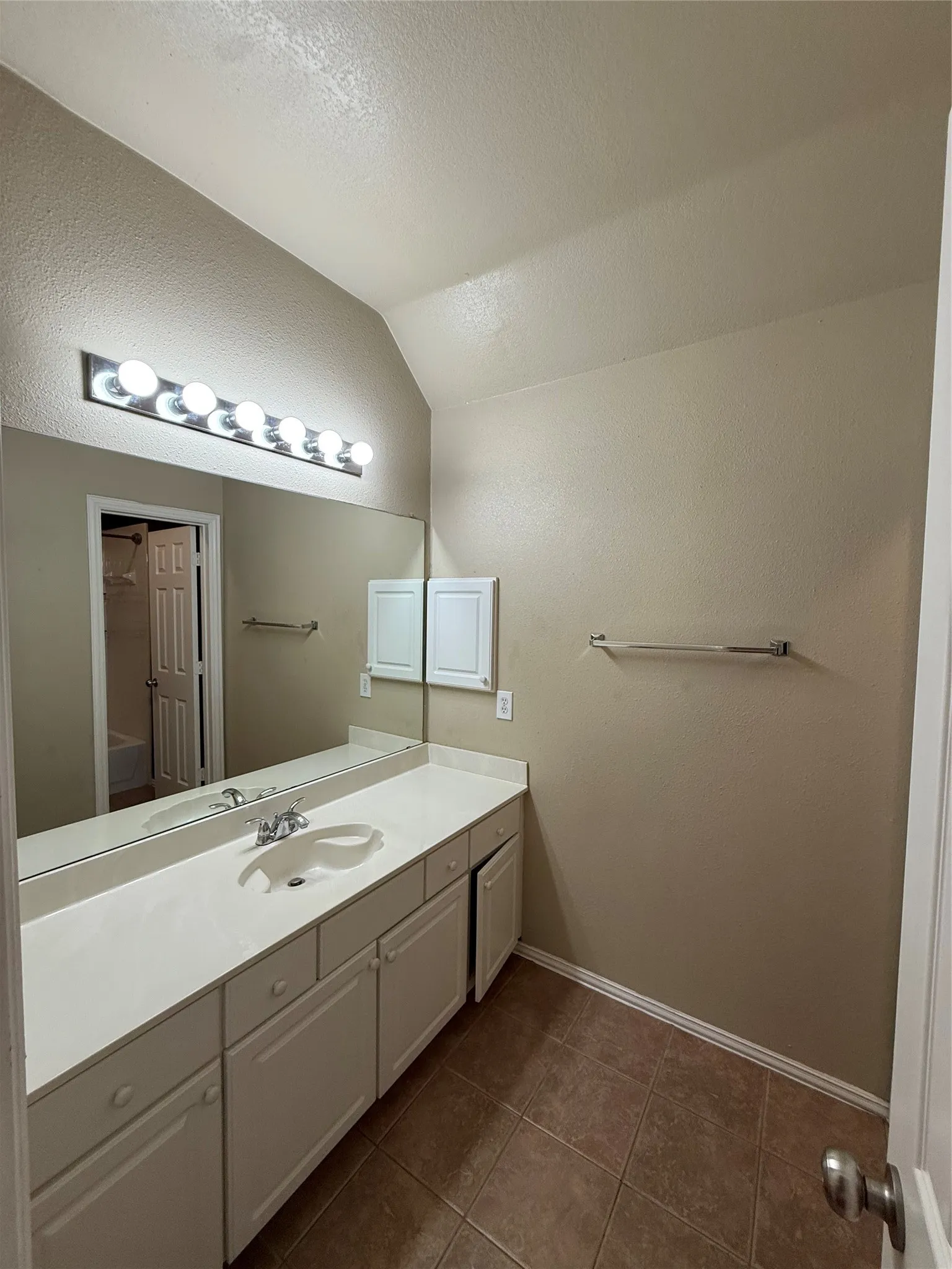 Single Family Residence For Rent in Dallas County , 9702 Windy Hollow Drive, Irving, Texas 75063, 4 Bedroom, 5 Bathroom, 2 Garage spaces, 2,986 Sqft, built in 1996, mls#21345715, Real Estate Agent in Irving, Homes For Rent in Dallas county, Homes For Rent in Irving, Realtor in Irving Texas, Real Estate Brokerage Independent Realty Texas, Luminita Cordes Realtor