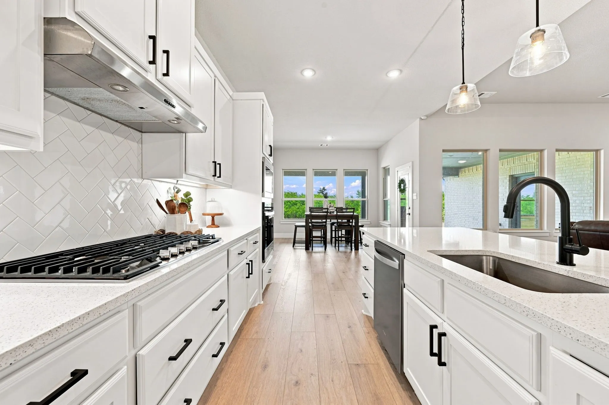 Cook on this 5 burner gas cooktop.