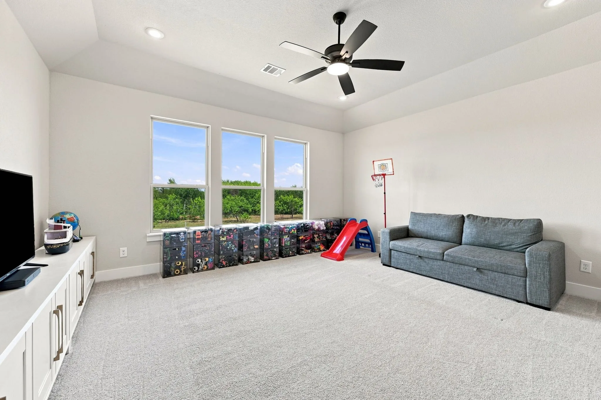 Lots of natural light in this big gamer room.