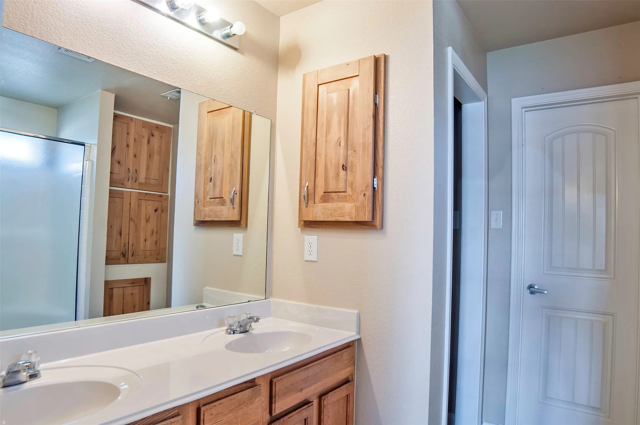 Single Family Residence For Rent in Kaufman County , 2056 Old Glory Lane, Heartland, Texas 75126, 3 Bedroom, 2 Bathroom, 2 Garage spaces, 1,770 Sqft, built in 2006, Price $1,925, mls#21345730, Real Estate Agent in Heartland, Homes For Rent in Kaufman county, Homes For Rent in Heartland, Realtor in Heartland Texas, Real Estate Brokerage Independent Realty Texas, Luminita Cordes Realtor