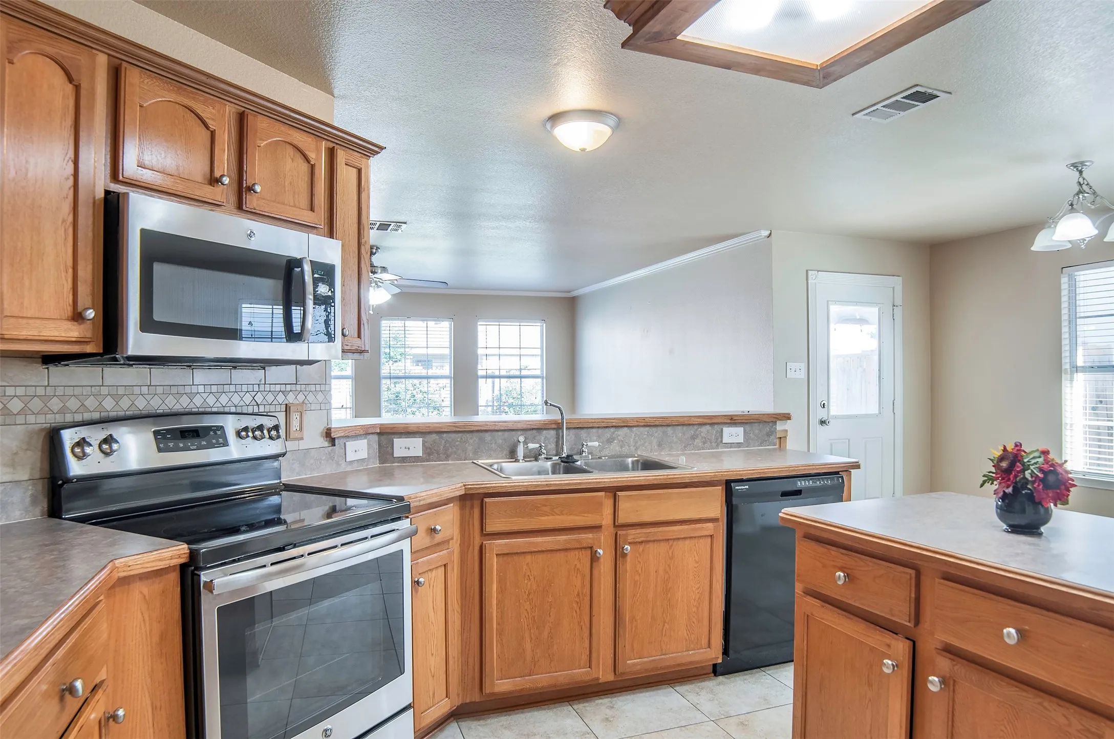Single Family Residence For Rent in Kaufman County , 2056 Old Glory Lane, Heartland, Texas 75126, 3 Bedroom, 2 Bathroom, 2 Garage spaces, 1,770 Sqft, built in 2006, Price $1,925, mls#21345730, Real Estate Agent in Heartland, Homes For Rent in Kaufman county, Homes For Rent in Heartland, Realtor in Heartland Texas, Real Estate Brokerage Independent Realty Texas, Luminita Cordes Realtor