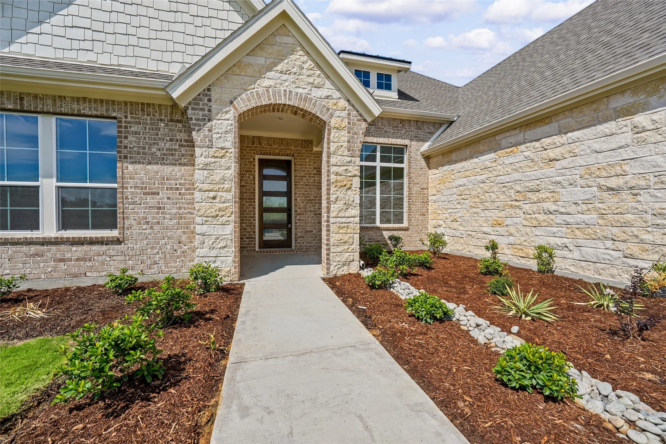 Brick and stone facade with an arched​​‌​​​​‌​​‌‌​‌‌​​​‌‌​‌​‌​‌​​​‌​​ entry