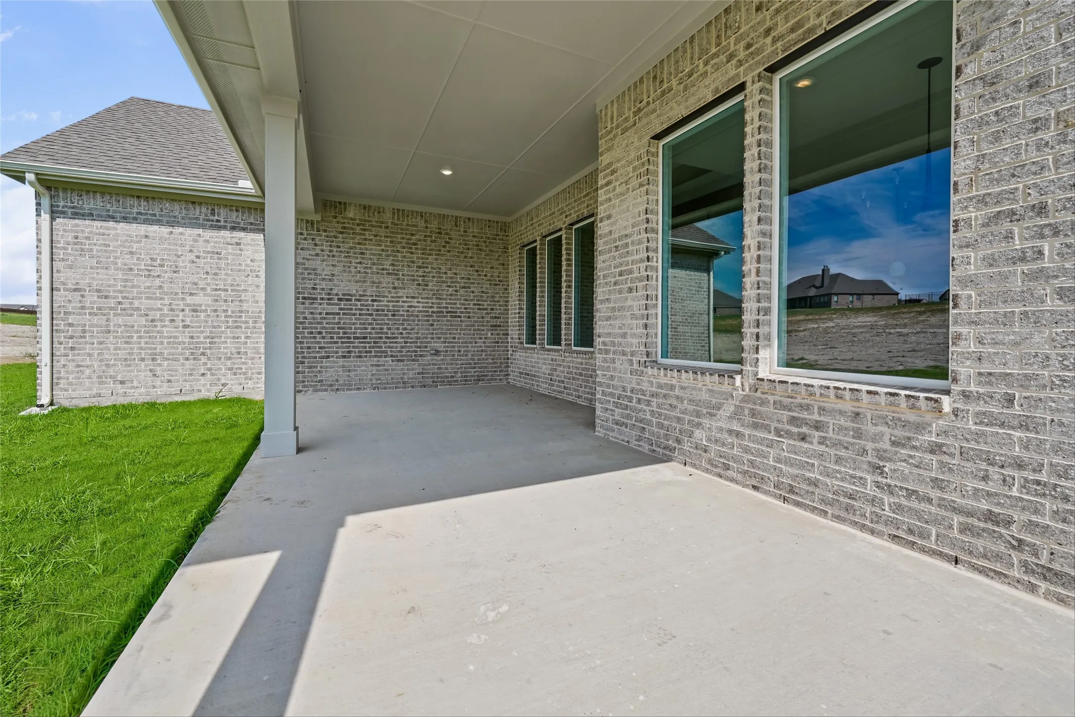 Covered patio featuring a concrete slab and recessed lighting