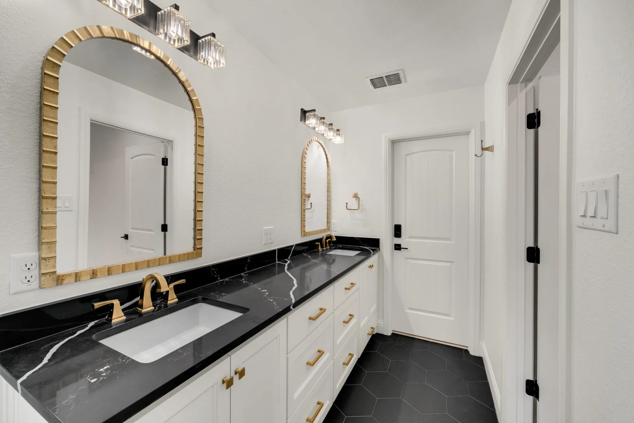 Single Family Residence For Sale in Tarrant County , 833 N Bailey Avenue, Fort Worth, Texas 76107, 2 Bedroom, 2 Bathroom, 2 Garage spaces, 1,388 Sqft, built in 2024, mls#21342613, Real Estate Agent in Fort Worth, Homes For Sale in Tarrant county, Homes For Sale in Fort Worth, Realtor in Fort Worth Texas, Real Estate Brokerage Independent Realty Texas, Luminita Cordes Realtor