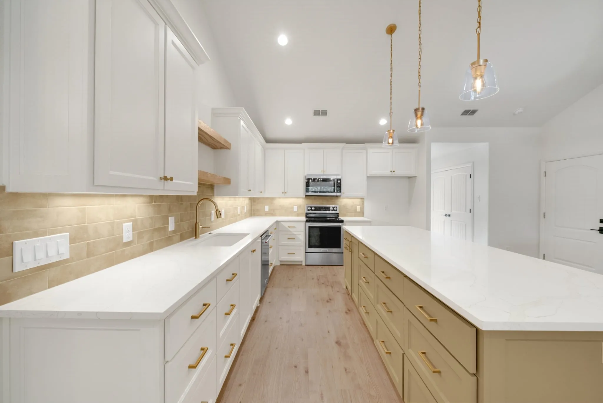 Single Family Residence For Sale in Tarrant County , 833 N Bailey Avenue, Fort Worth, Texas 76107, 2 Bedroom, 2 Bathroom, 2 Garage spaces, 1,388 Sqft, built in 2024, mls#21342613, Real Estate Agent in Fort Worth, Homes For Sale in Tarrant county, Homes For Sale in Fort Worth, Realtor in Fort Worth Texas, Real Estate Brokerage Independent Realty Texas, Luminita Cordes Realtor