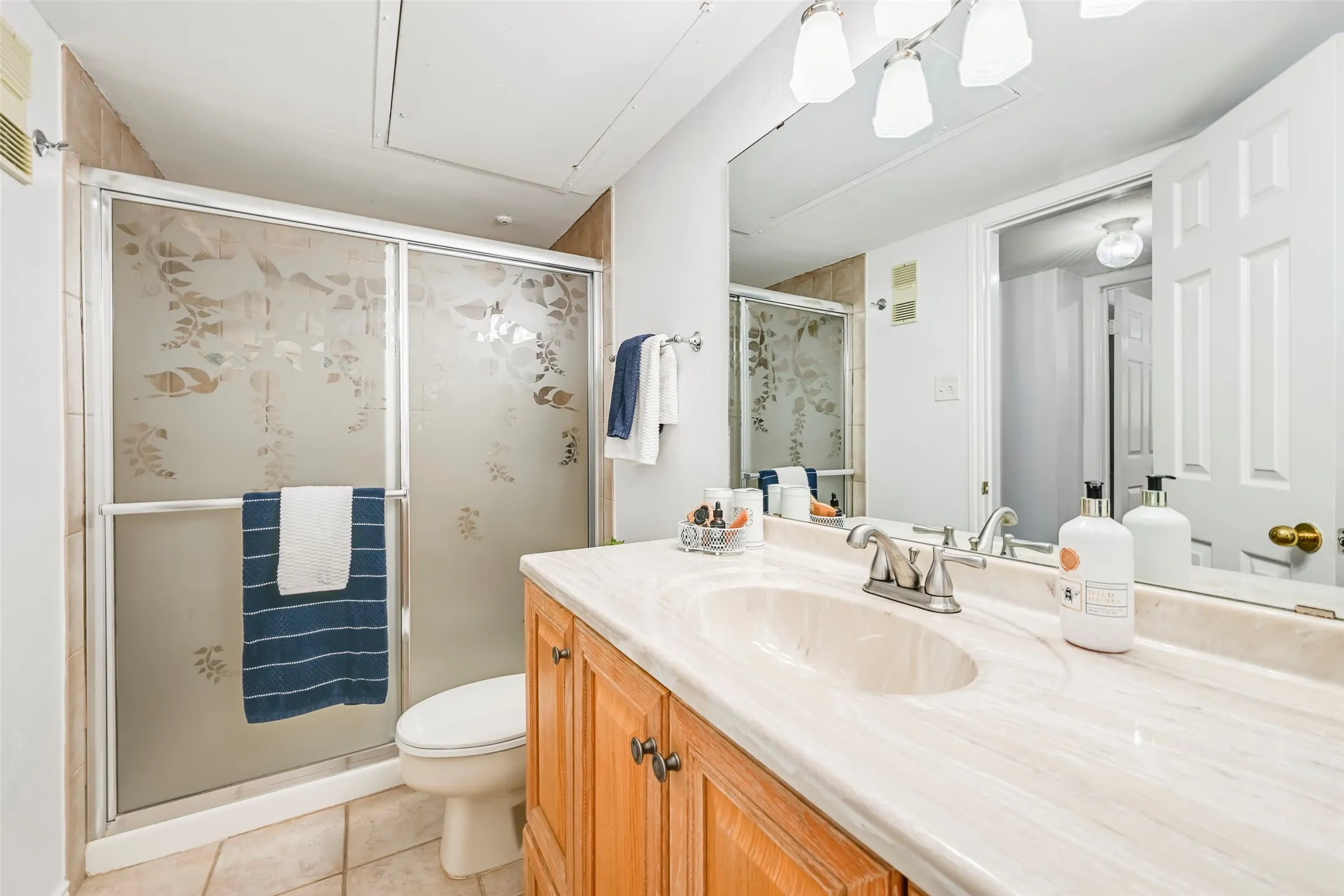 Condominium For Sale in Tarrant County , 3210 S Fielder Road 211, Arlington, Texas 76015, 2 Bedroom, 1 Bathroom, Garage spaces, 746 Sqft, built in 1984, mls#21342478, Real Estate Agent in Arlington, Homes For Sale in Tarrant county, Homes For Sale in Arlington, Realtor in Arlington Texas, Real Estate Brokerage Independent Realty Texas, Luminita Cordes Realtor