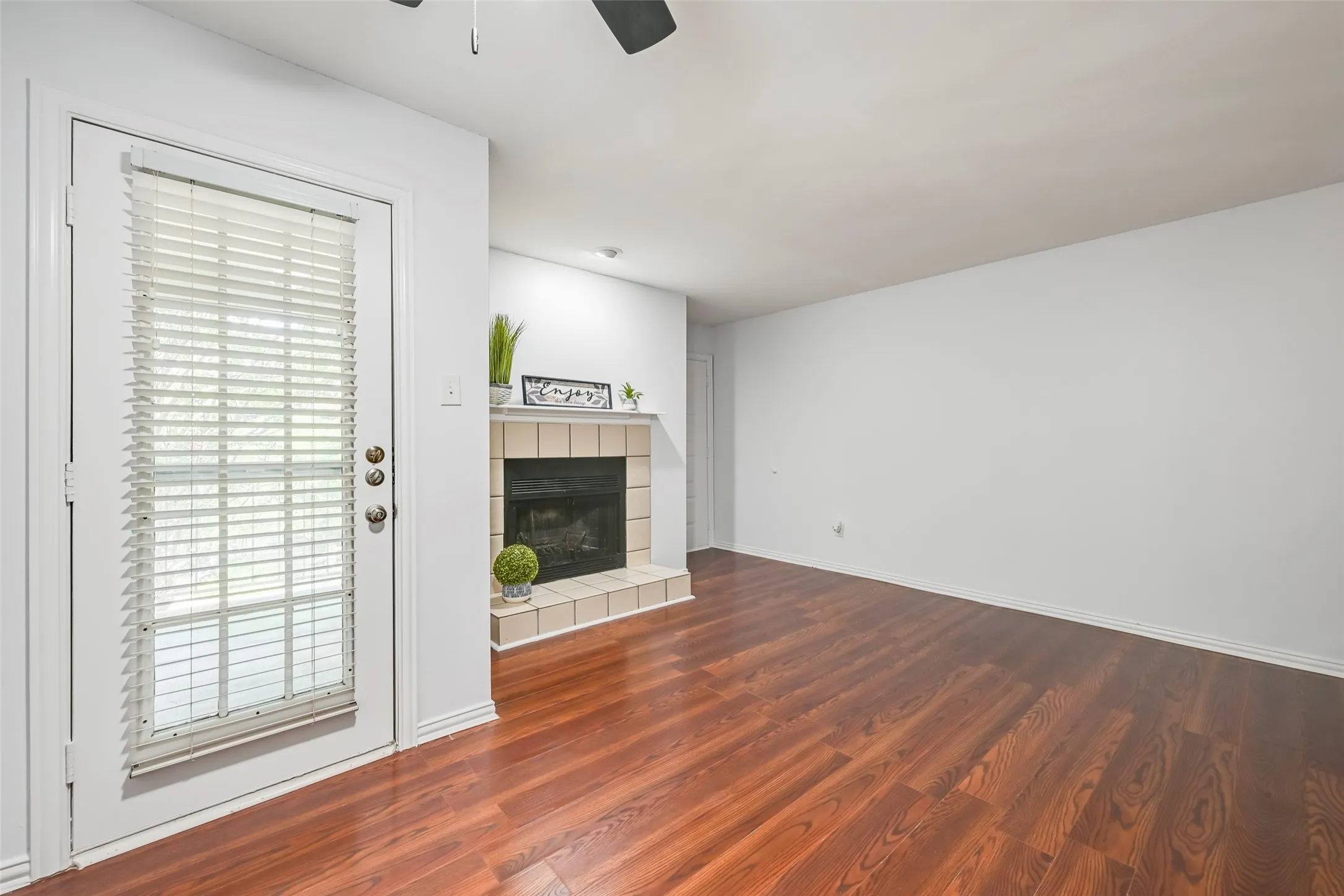 Condominium For Sale in Tarrant County , 3210 S Fielder Road 211, Arlington, Texas 76015, 2 Bedroom, 1 Bathroom, Garage spaces, 746 Sqft, built in 1984, mls#21342478, Real Estate Agent in Arlington, Homes For Sale in Tarrant county, Homes For Sale in Arlington, Realtor in Arlington Texas, Real Estate Brokerage Independent Realty Texas, Luminita Cordes Realtor