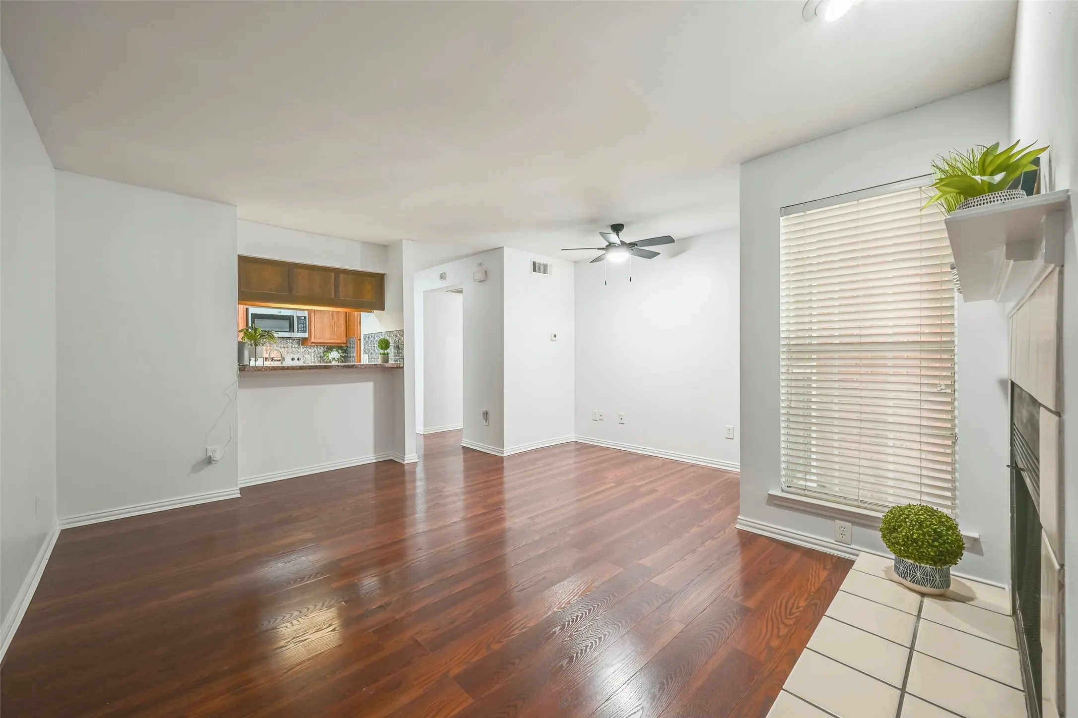 Condominium For Sale in Tarrant County , 3210 S Fielder Road 211, Arlington, Texas 76015, 2 Bedroom, 1 Bathroom, Garage spaces, 746 Sqft, built in 1984, mls#21342478, Real Estate Agent in Arlington, Homes For Sale in Tarrant county, Homes For Sale in Arlington, Realtor in Arlington Texas, Real Estate Brokerage Independent Realty Texas, Luminita Cordes Realtor