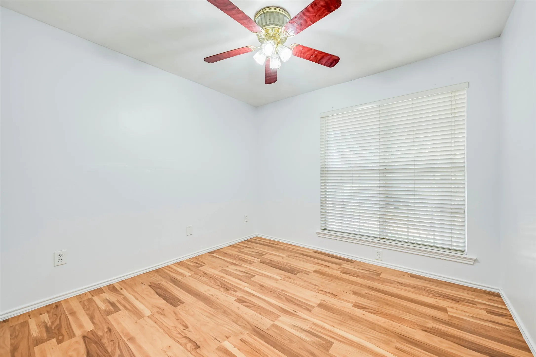 Condominium For Sale in Tarrant County , 3210 S Fielder Road 211, Arlington, Texas 76015, 2 Bedroom, 1 Bathroom, Garage spaces, 746 Sqft, built in 1984, mls#21342478, Real Estate Agent in Arlington, Homes For Sale in Tarrant county, Homes For Sale in Arlington, Realtor in Arlington Texas, Real Estate Brokerage Independent Realty Texas, Luminita Cordes Realtor