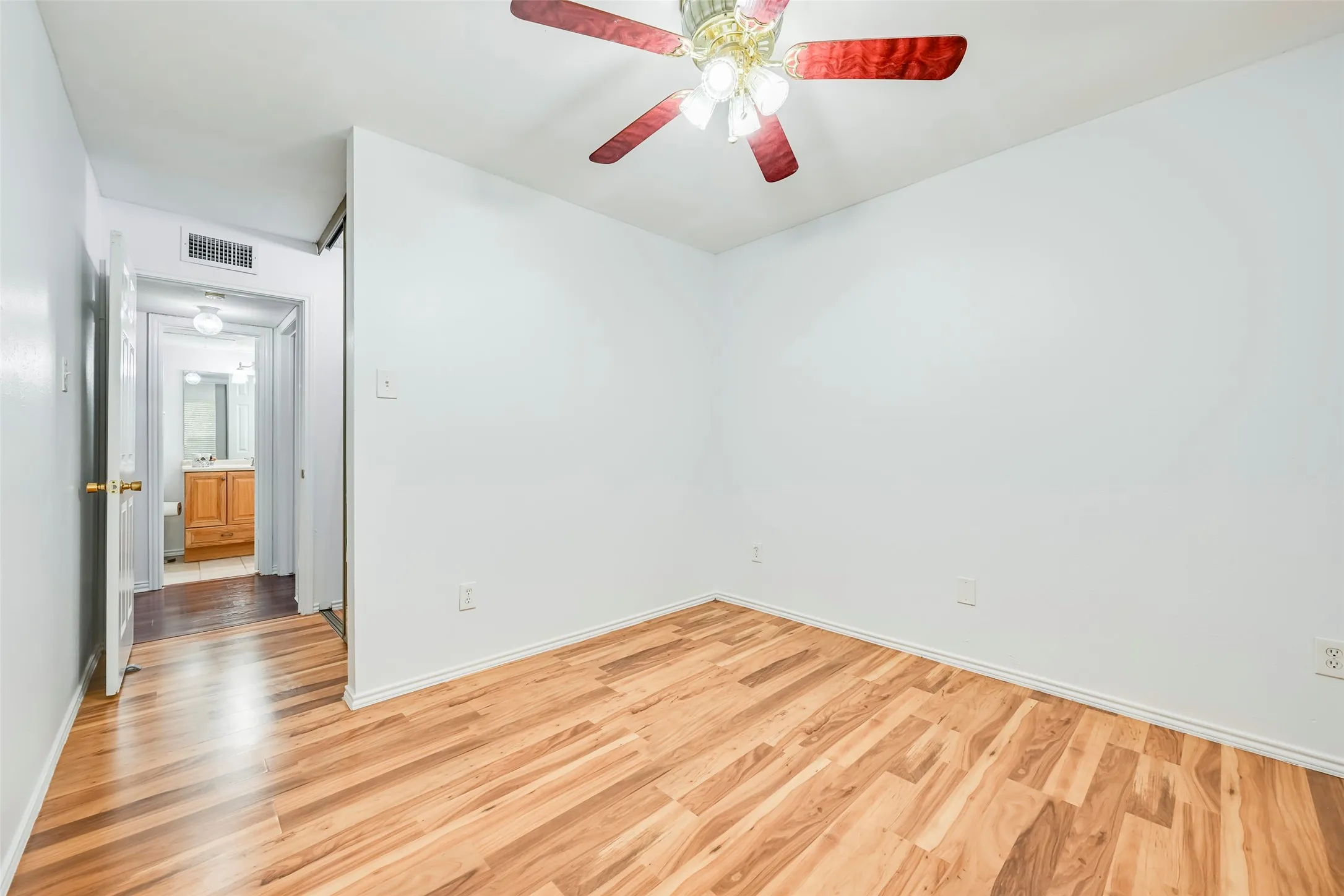 Condominium For Sale in Tarrant County , 3210 S Fielder Road 211, Arlington, Texas 76015, 2 Bedroom, 1 Bathroom, Garage spaces, 746 Sqft, built in 1984, mls#21342478, Real Estate Agent in Arlington, Homes For Sale in Tarrant county, Homes For Sale in Arlington, Realtor in Arlington Texas, Real Estate Brokerage Independent Realty Texas, Luminita Cordes Realtor