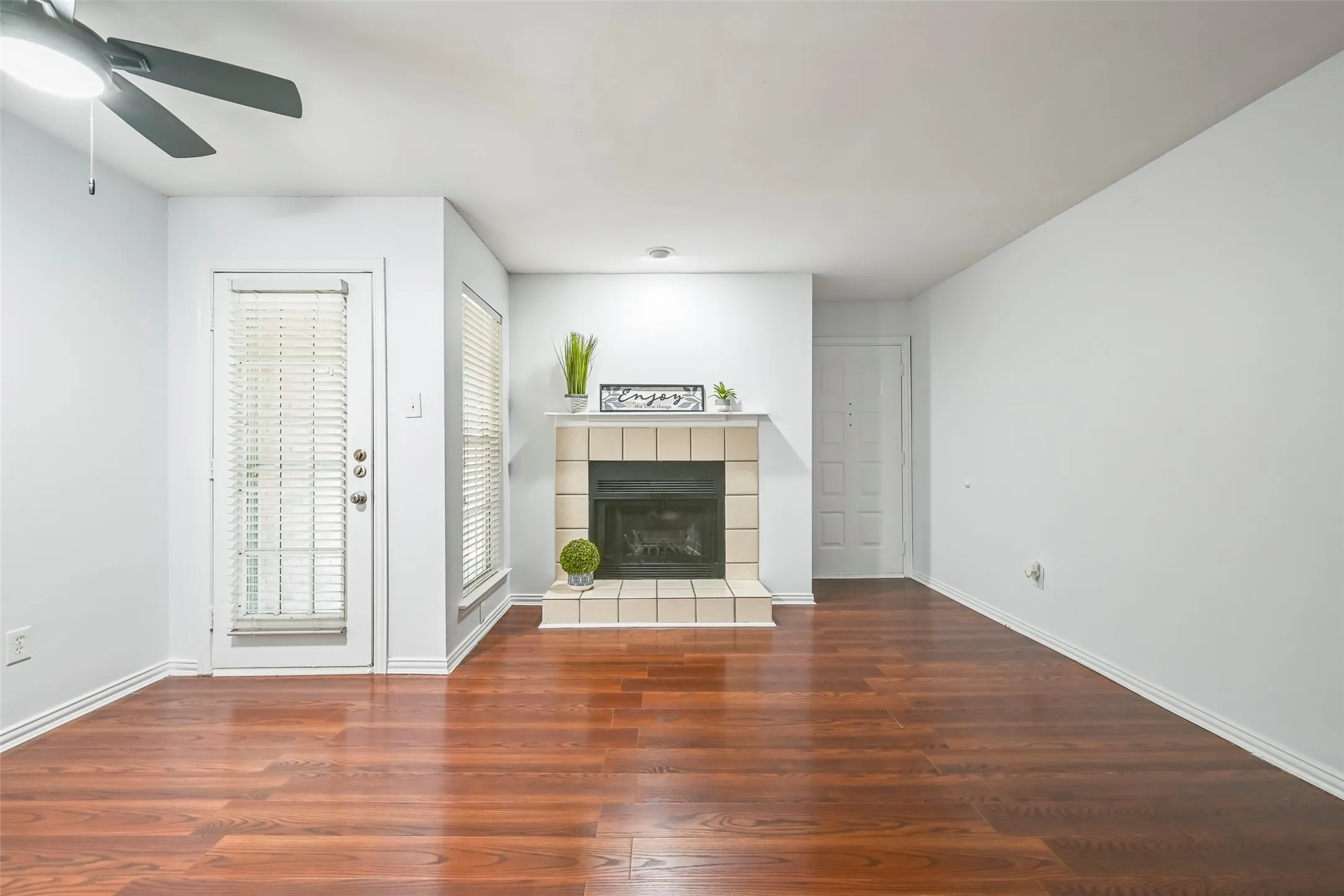 Condominium For Sale in Tarrant County , 3210 S Fielder Road 211, Arlington, Texas 76015, 2 Bedroom, 1 Bathroom, Garage spaces, 746 Sqft, built in 1984, mls#21342478, Real Estate Agent in Arlington, Homes For Sale in Tarrant county, Homes For Sale in Arlington, Realtor in Arlington Texas, Real Estate Brokerage Independent Realty Texas, Luminita Cordes Realtor