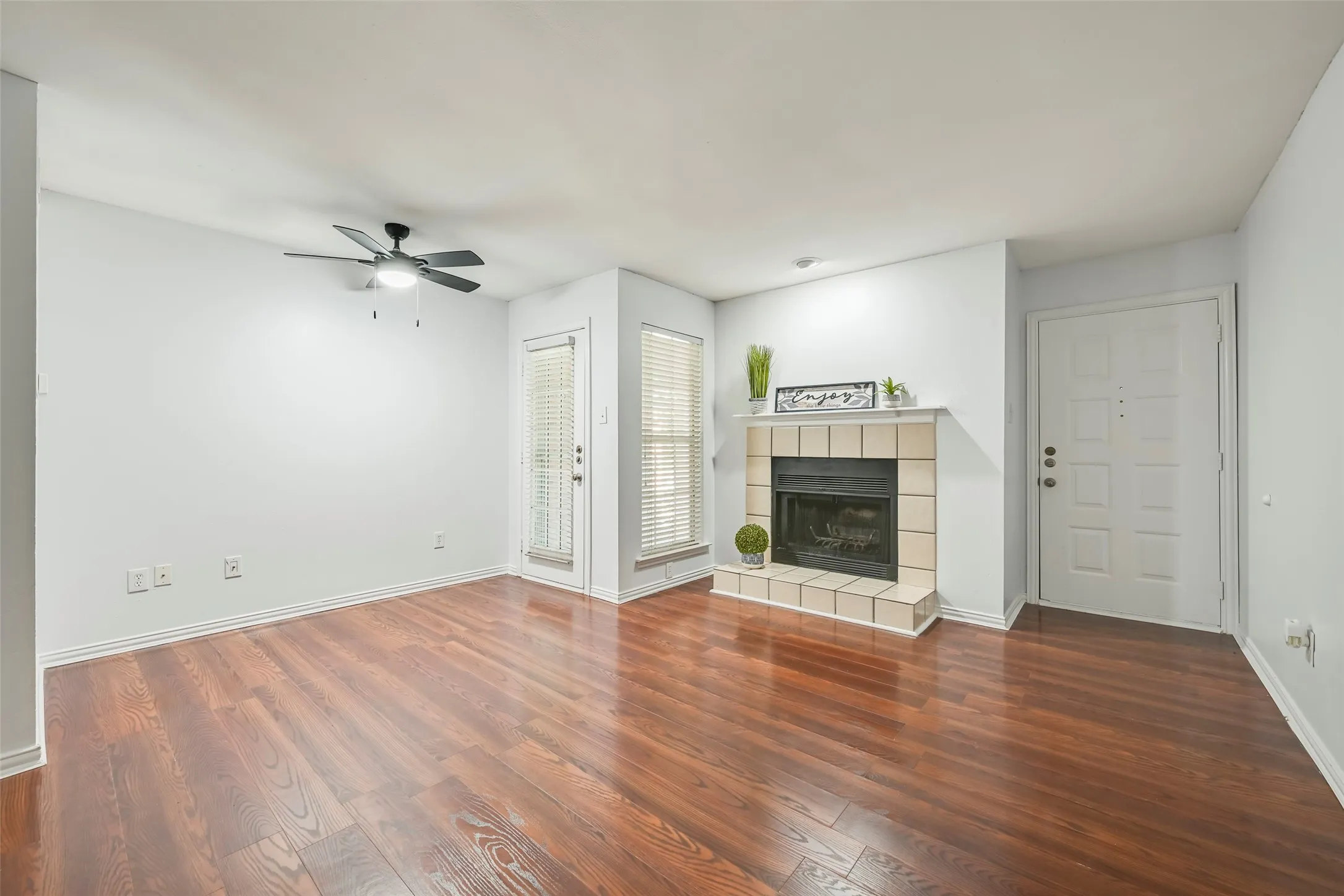 Condominium For Sale in Tarrant County , 3210 S Fielder Road 211, Arlington, Texas 76015, 2 Bedroom, 1 Bathroom, Garage spaces, 746 Sqft, built in 1984, mls#21342478, Real Estate Agent in Arlington, Homes For Sale in Tarrant county, Homes For Sale in Arlington, Realtor in Arlington Texas, Real Estate Brokerage Independent Realty Texas, Luminita Cordes Realtor