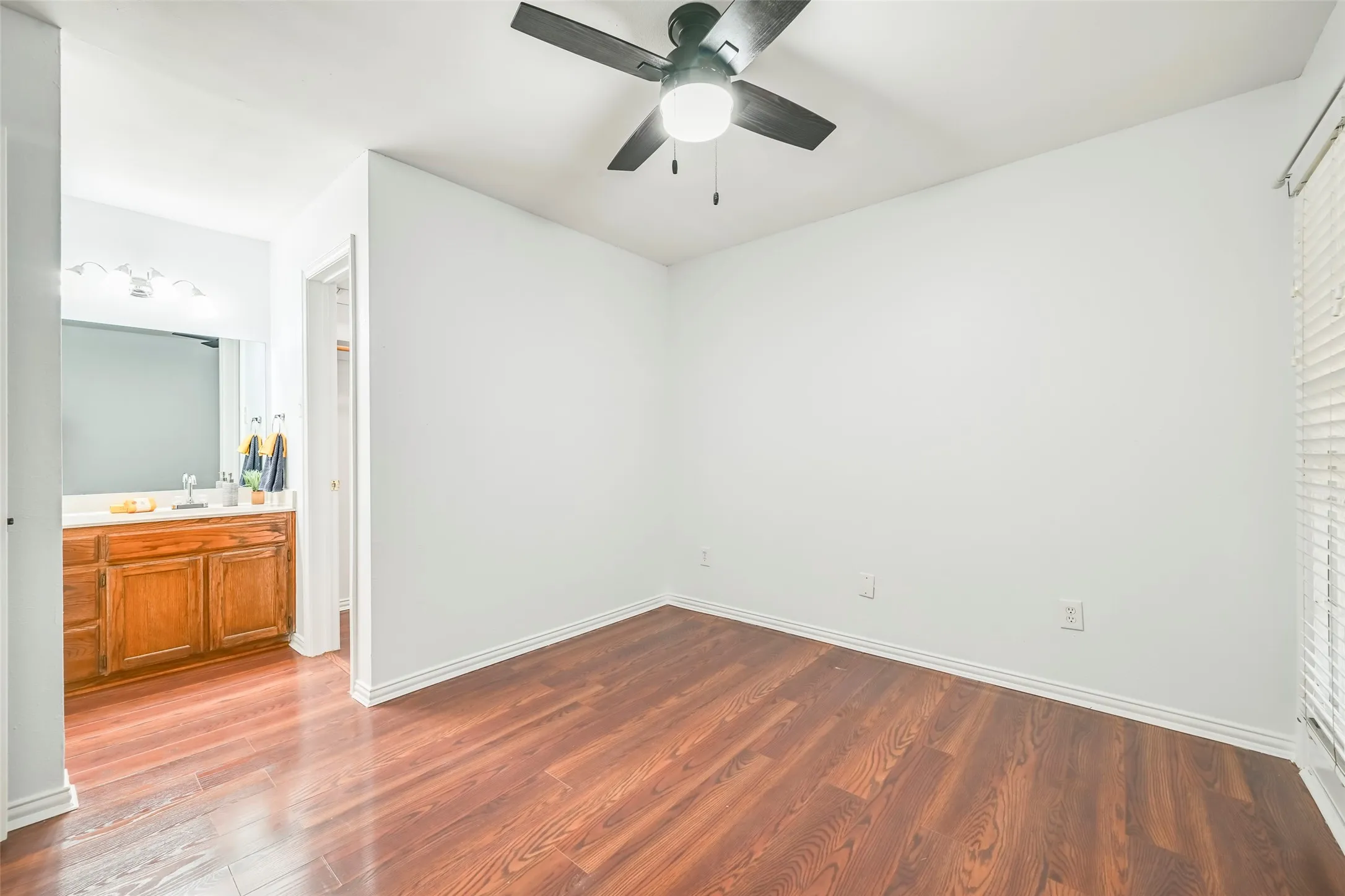 Condominium For Sale in Tarrant County , 3210 S Fielder Road 211, Arlington, Texas 76015, 2 Bedroom, 1 Bathroom, Garage spaces, 746 Sqft, built in 1984, mls#21342478, Real Estate Agent in Arlington, Homes For Sale in Tarrant county, Homes For Sale in Arlington, Realtor in Arlington Texas, Real Estate Brokerage Independent Realty Texas, Luminita Cordes Realtor