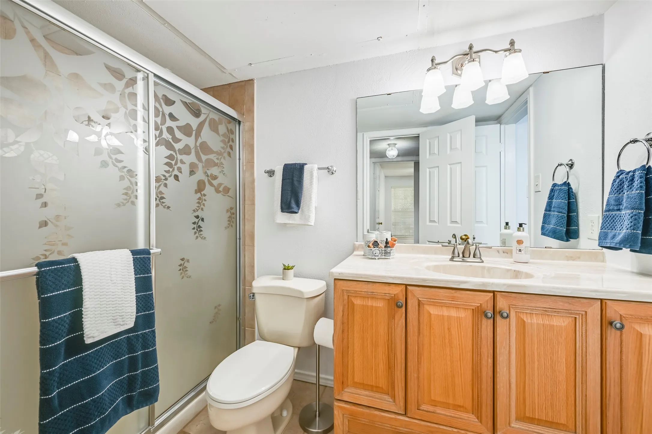Condominium For Sale in Tarrant County , 3210 S Fielder Road 211, Arlington, Texas 76015, 2 Bedroom, 1 Bathroom, Garage spaces, 746 Sqft, built in 1984, mls#21342478, Real Estate Agent in Arlington, Homes For Sale in Tarrant county, Homes For Sale in Arlington, Realtor in Arlington Texas, Real Estate Brokerage Independent Realty Texas, Luminita Cordes Realtor