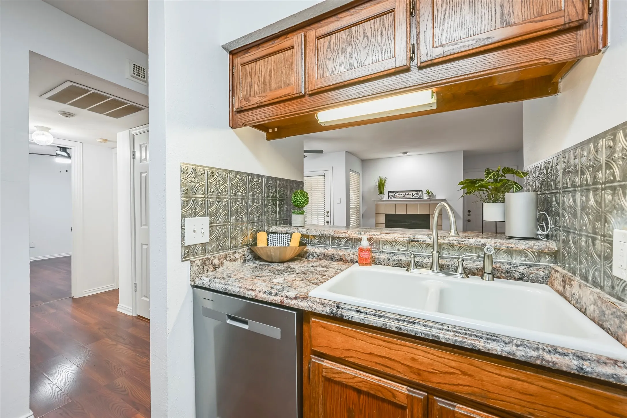 Condominium For Sale in Tarrant County , 3210 S Fielder Road 211, Arlington, Texas 76015, 2 Bedroom, 1 Bathroom, Garage spaces, 746 Sqft, built in 1984, mls#21342478, Real Estate Agent in Arlington, Homes For Sale in Tarrant county, Homes For Sale in Arlington, Realtor in Arlington Texas, Real Estate Brokerage Independent Realty Texas, Luminita Cordes Realtor