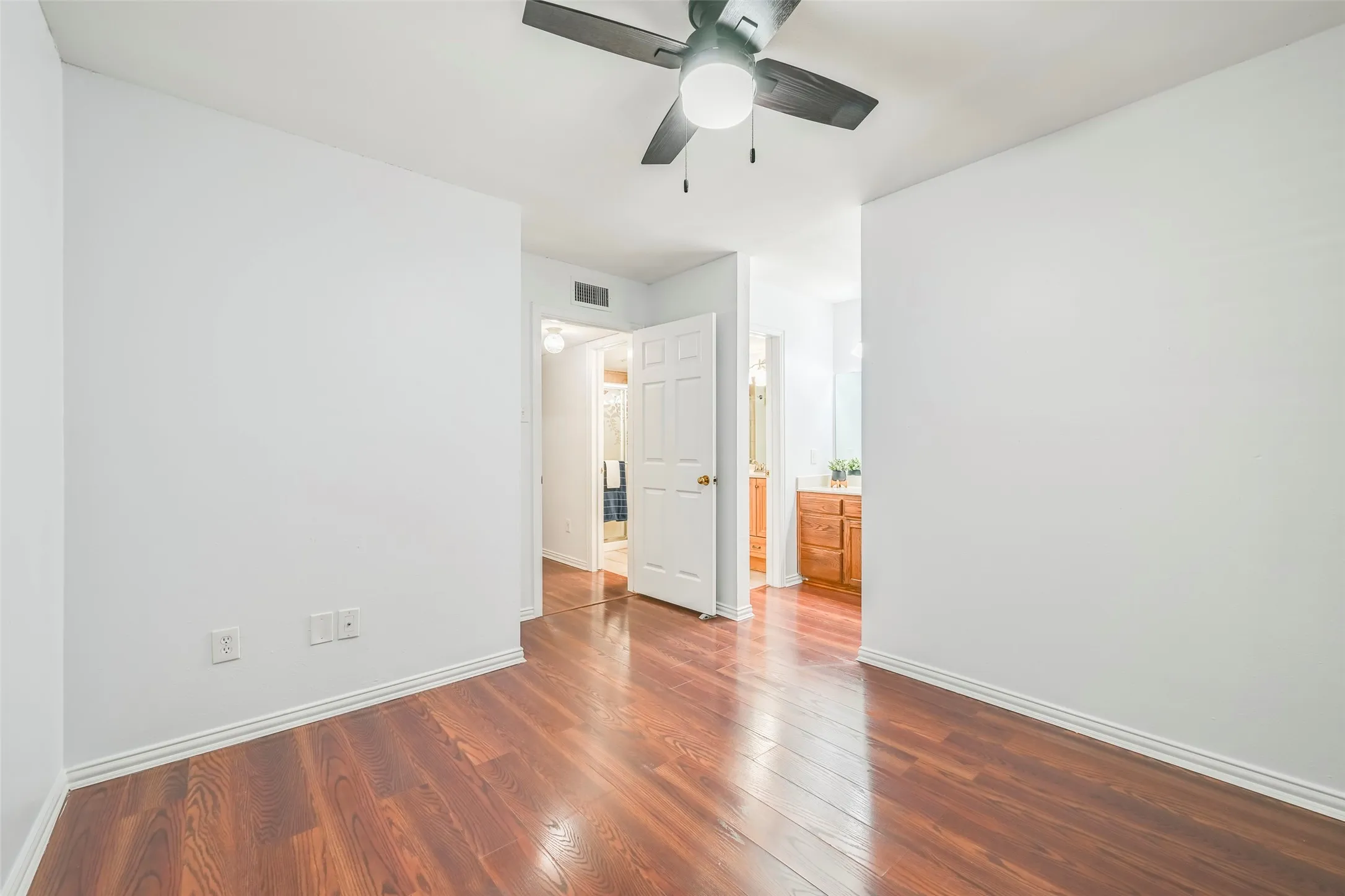 Condominium For Sale in Tarrant County , 3210 S Fielder Road 211, Arlington, Texas 76015, 2 Bedroom, 1 Bathroom, Garage spaces, 746 Sqft, built in 1984, mls#21342478, Real Estate Agent in Arlington, Homes For Sale in Tarrant county, Homes For Sale in Arlington, Realtor in Arlington Texas, Real Estate Brokerage Independent Realty Texas, Luminita Cordes Realtor