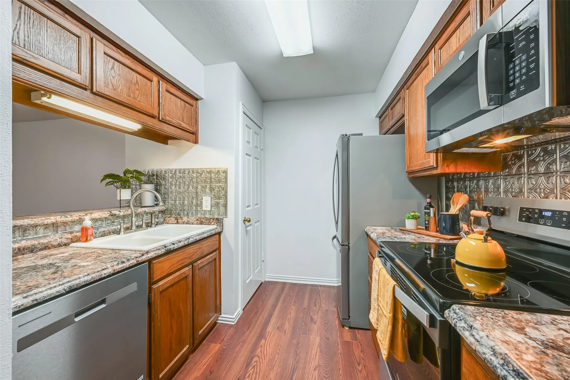 Condominium For Sale in Tarrant County , 3210 S Fielder Road 211, Arlington, Texas 76015, 2 Bedroom, 1 Bathroom, Garage spaces, 746 Sqft, built in 1984, mls#21342478, Real Estate Agent in Arlington, Homes For Sale in Tarrant county, Homes For Sale in Arlington, Realtor in Arlington Texas, Real Estate Brokerage Independent Realty Texas, Luminita Cordes Realtor