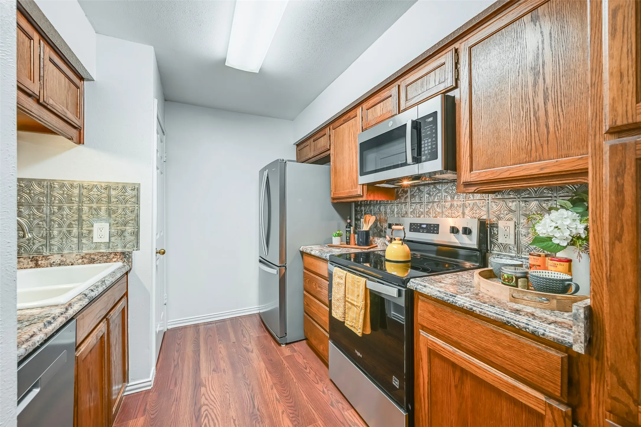 Condominium For Sale in Tarrant County , 3210 S Fielder Road 211, Arlington, Texas 76015, 2 Bedroom, 1 Bathroom, Garage spaces, 746 Sqft, built in 1984, mls#21342478, Real Estate Agent in Arlington, Homes For Sale in Tarrant county, Homes For Sale in Arlington, Realtor in Arlington Texas, Real Estate Brokerage Independent Realty Texas, Luminita Cordes Realtor