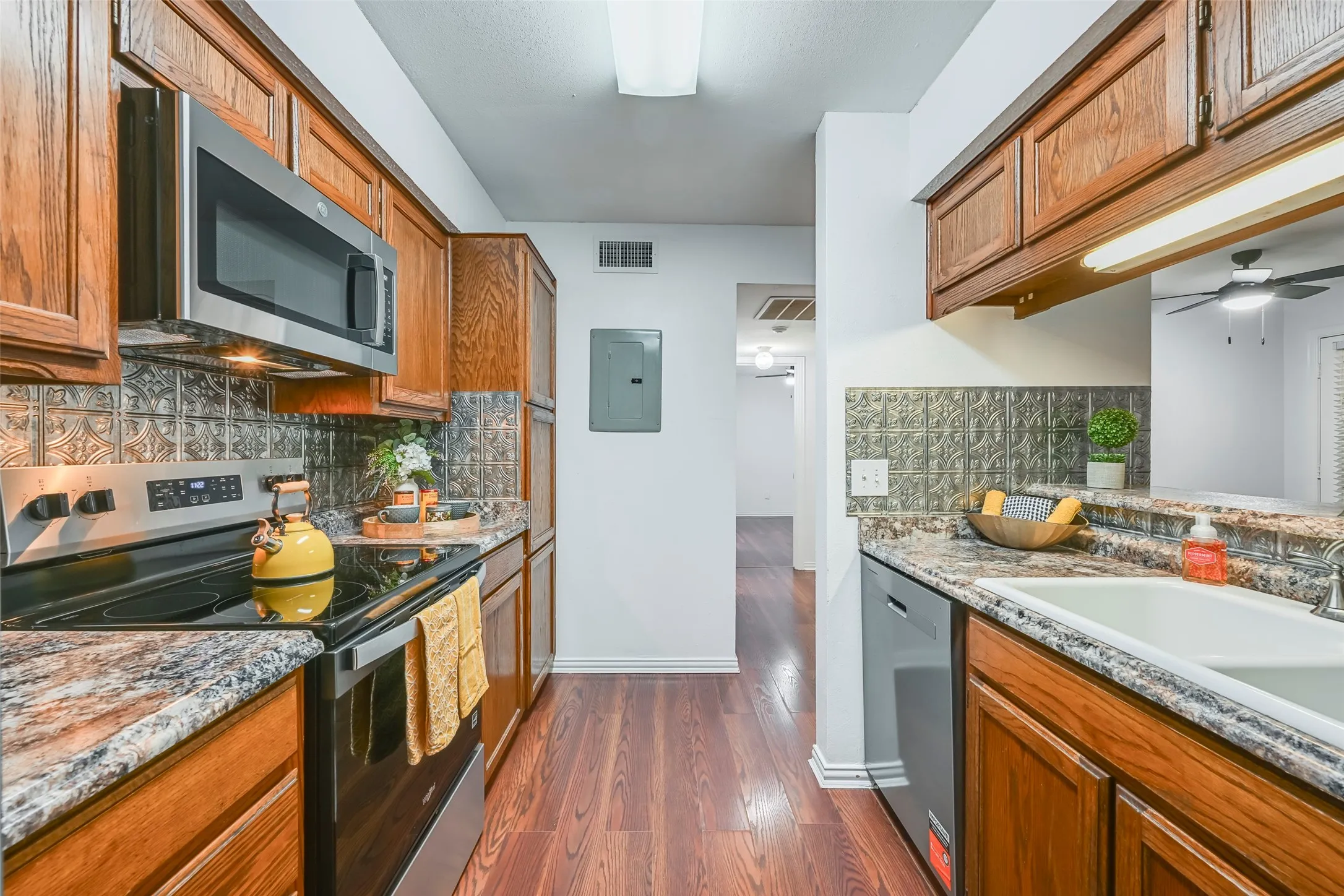 Condominium For Sale in Tarrant County , 3210 S Fielder Road 211, Arlington, Texas 76015, 2 Bedroom, 1 Bathroom, Garage spaces, 746 Sqft, built in 1984, mls#21342478, Real Estate Agent in Arlington, Homes For Sale in Tarrant county, Homes For Sale in Arlington, Realtor in Arlington Texas, Real Estate Brokerage Independent Realty Texas, Luminita Cordes Realtor