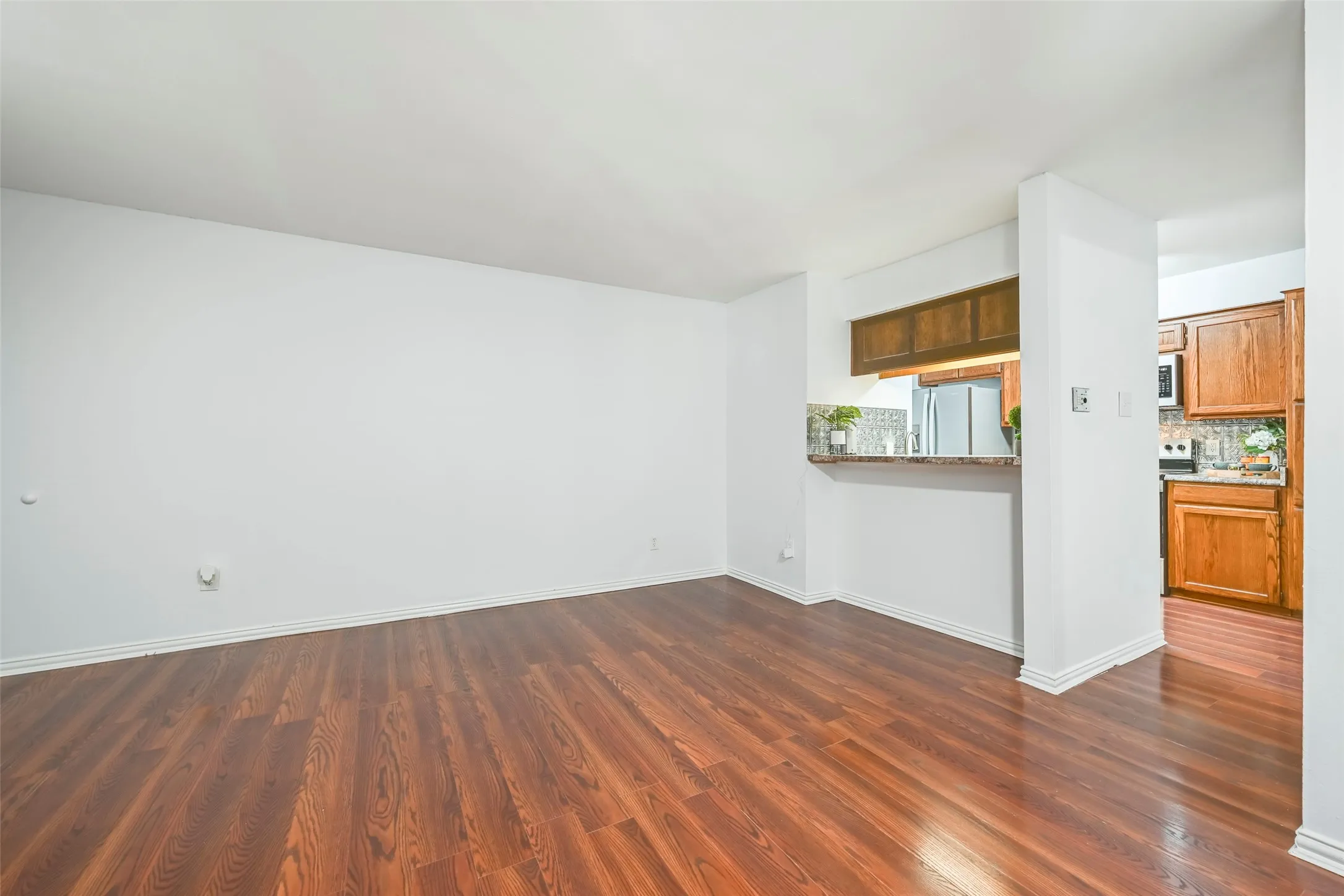 Condominium For Sale in Tarrant County , 3210 S Fielder Road 211, Arlington, Texas 76015, 2 Bedroom, 1 Bathroom, Garage spaces, 746 Sqft, built in 1984, mls#21342478, Real Estate Agent in Arlington, Homes For Sale in Tarrant county, Homes For Sale in Arlington, Realtor in Arlington Texas, Real Estate Brokerage Independent Realty Texas, Luminita Cordes Realtor