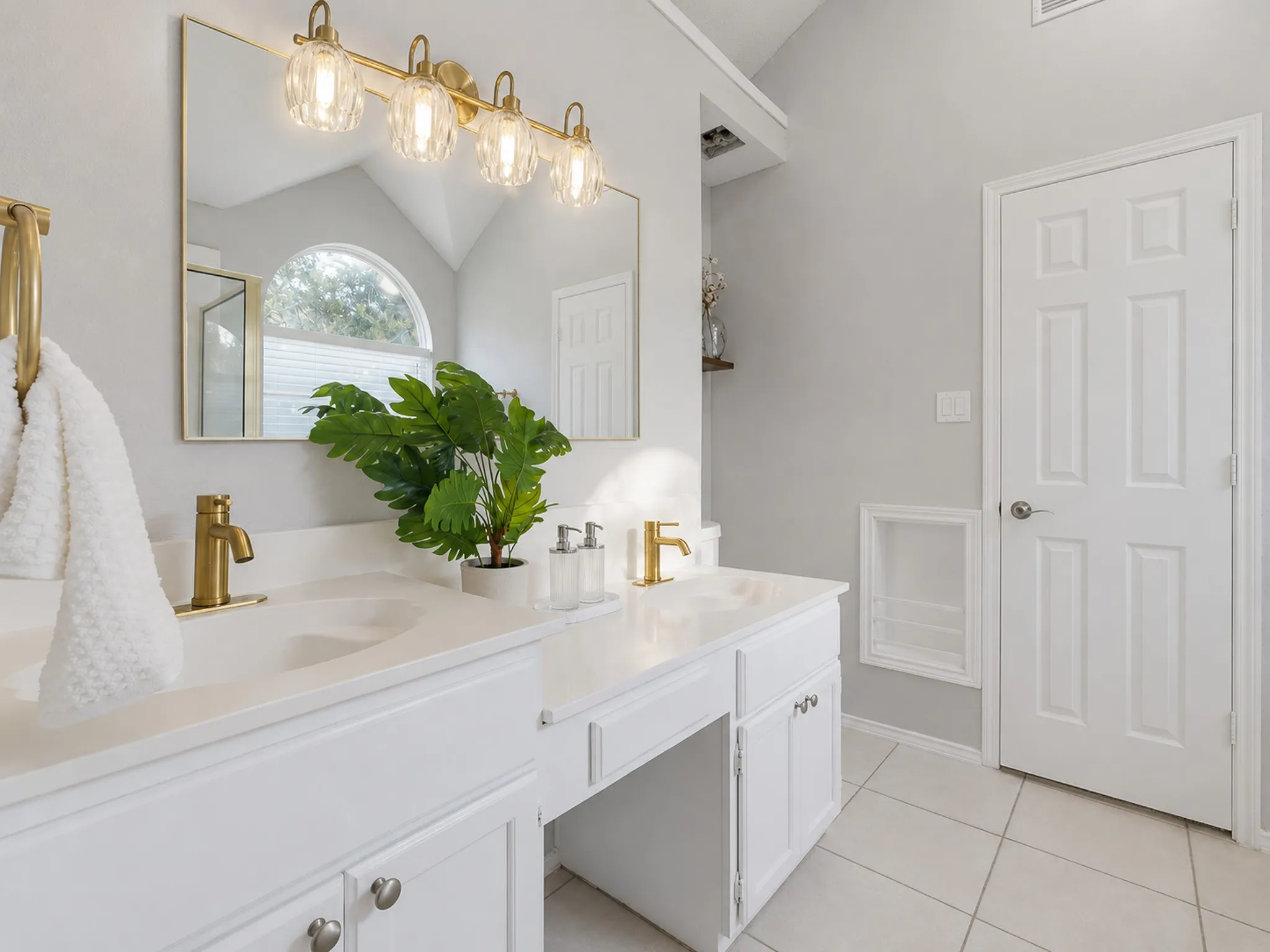 Single Family Residence For Sale in Tarrant County , 4816 N Cascades Street, Fort Worth, Texas 76137, 3 Bedroom, 2 Bathroom, 2 Garage spaces, 1,606 Sqft, built in 1992, mls#21345758, Real Estate Agent in Fort Worth, Homes For Sale in Tarrant county, Homes For Sale in Fort Worth, Realtor in Fort Worth Texas, Real Estate Brokerage Independent Realty Texas, Luminita Cordes Realtor