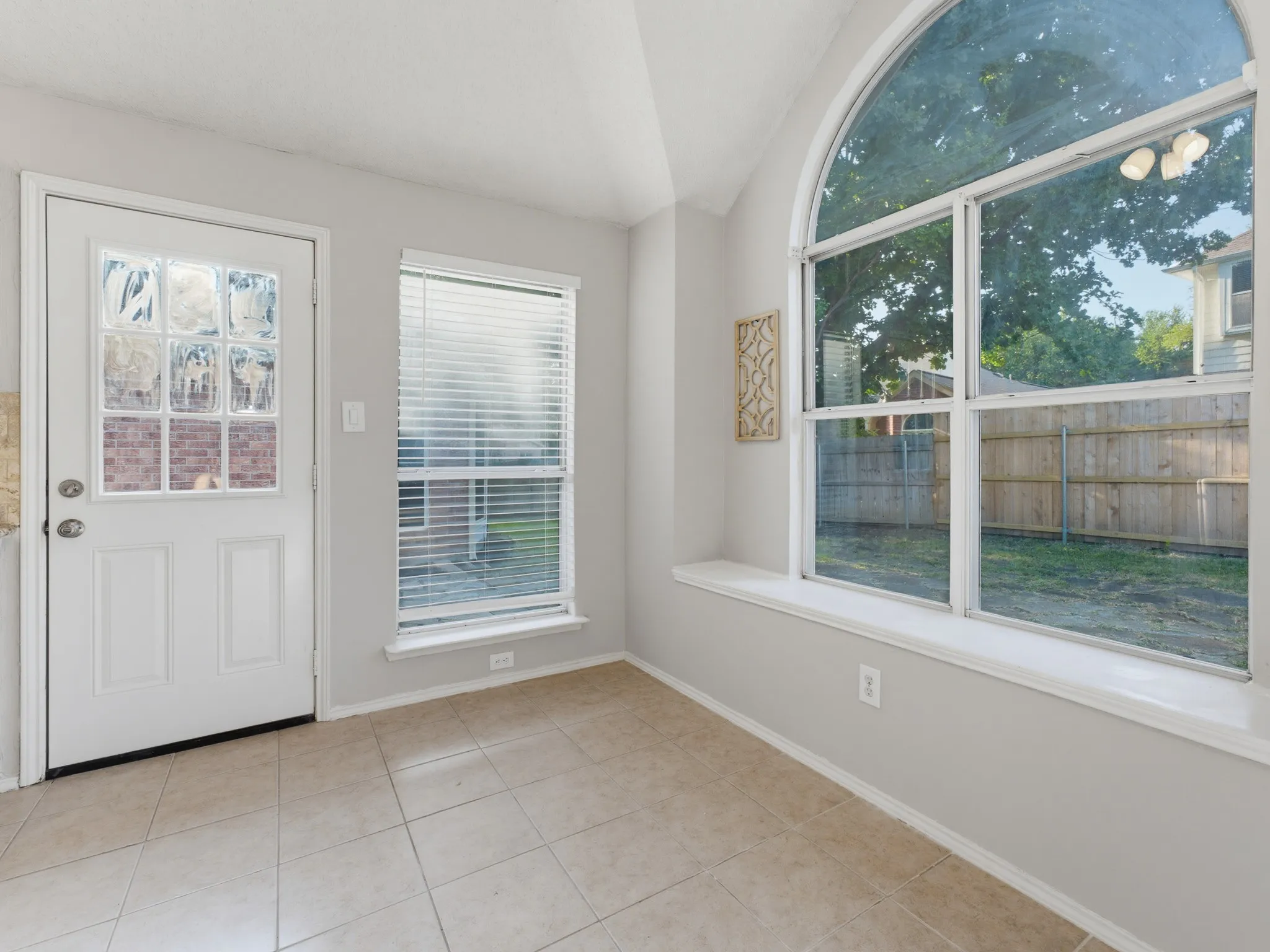 Single Family Residence For Sale in Tarrant County , 4816 N Cascades Street, Fort Worth, Texas 76137, 3 Bedroom, 2 Bathroom, 2 Garage spaces, 1,606 Sqft, built in 1992, mls#21345758, Real Estate Agent in Fort Worth, Homes For Sale in Tarrant county, Homes For Sale in Fort Worth, Realtor in Fort Worth Texas, Real Estate Brokerage Independent Realty Texas, Luminita Cordes Realtor