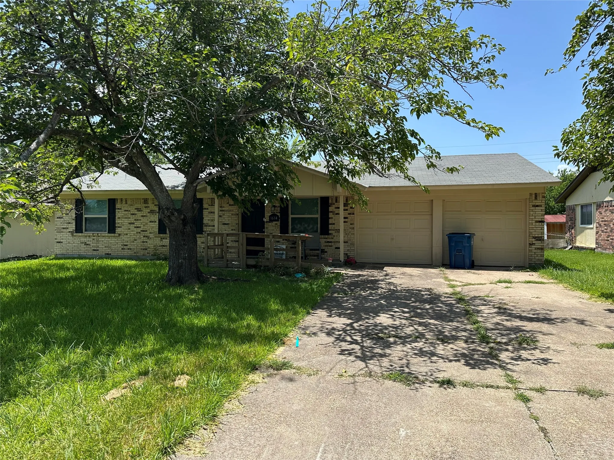 Single Family Residence For Sale in Kaufman County , 1614 Lee Street, Kaufman, Texas 75142, 3 Bedrooms, 2 Bathrooms, 2 Garage spaces, 1,253 Sqft, built in 1970, Price $185,000, mls#21337755, Real Estate Agent in Kaufman, Homes For Sale in Kaufman county, Homes For Sale in Kaufman, Realtor in Kaufman Texas, Real Estate Brokerage Independent Realty Texas, Luminita Cordes Realtor