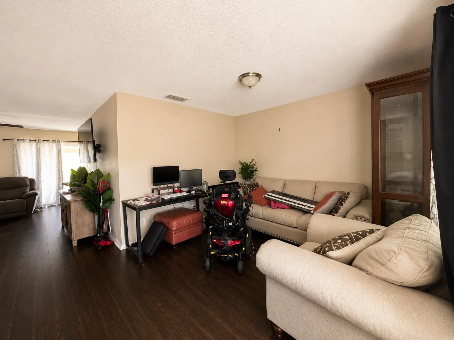 Single Family Residence For Sale in Kaufman County , 1614 Lee Street, Kaufman, Texas 75142, 3 Bedrooms, 2 Bathrooms, 2 Garage spaces, 1,253 Sqft, built in 1970, Price $185,000, mls#21337755, Real Estate Agent in Kaufman, Homes For Sale in Kaufman county, Homes For Sale in Kaufman, Realtor in Kaufman Texas, Real Estate Brokerage Independent Realty Texas, Luminita Cordes Realtor
