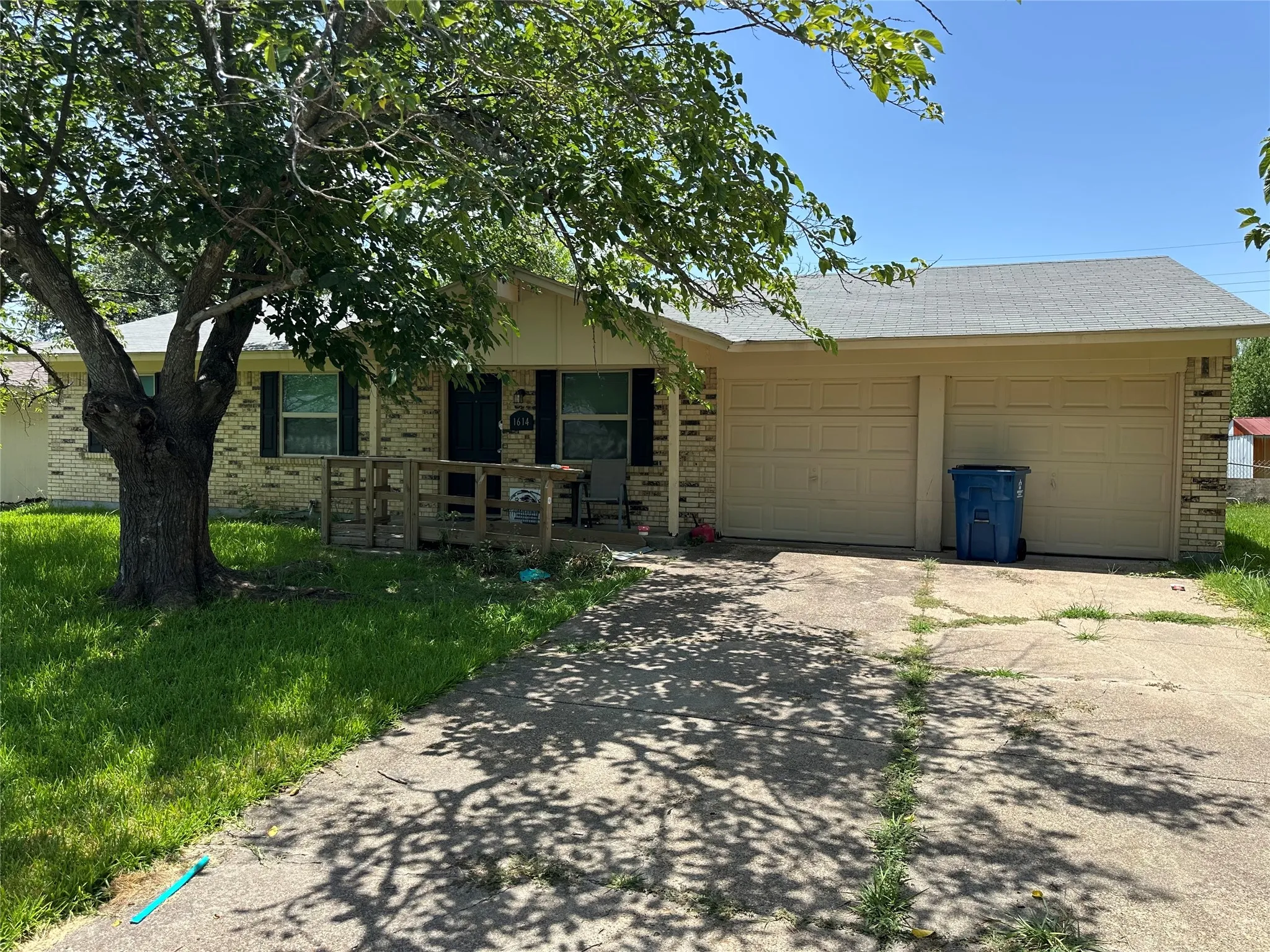 Single Family Residence For Sale in Kaufman County , 1614 Lee Street, Kaufman, Texas 75142, 3 Bedrooms, 2 Bathrooms, 2 Garage spaces, 1,253 Sqft, built in 1970, Price $185,000, mls#21337755, Real Estate Agent in Kaufman, Homes For Sale in Kaufman county, Homes For Sale in Kaufman, Realtor in Kaufman Texas, Real Estate Brokerage Independent Realty Texas, Luminita Cordes Realtor