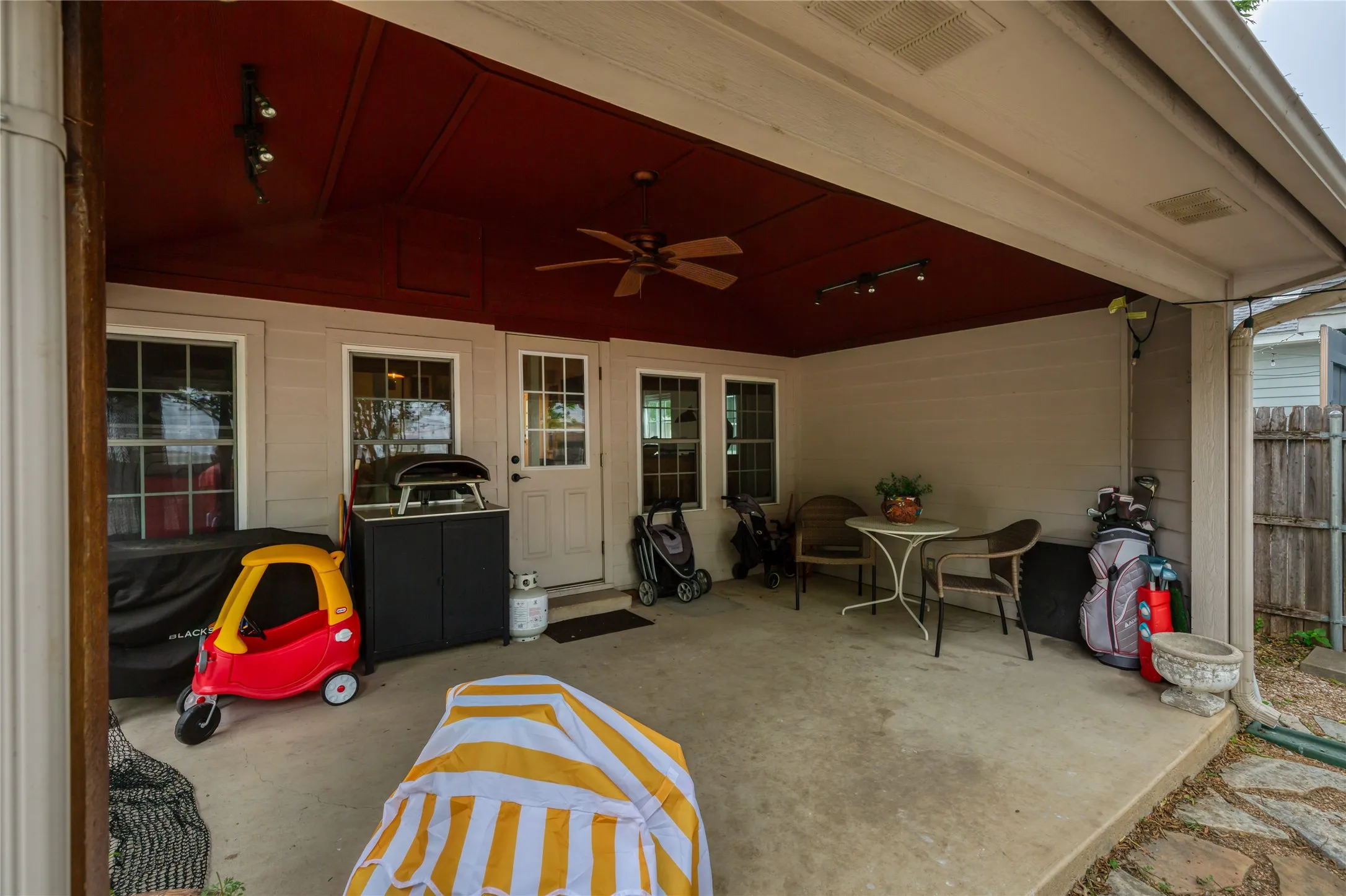 Covered patio featuring a ceiling fan, recessed lighting, and a concrete slab floor