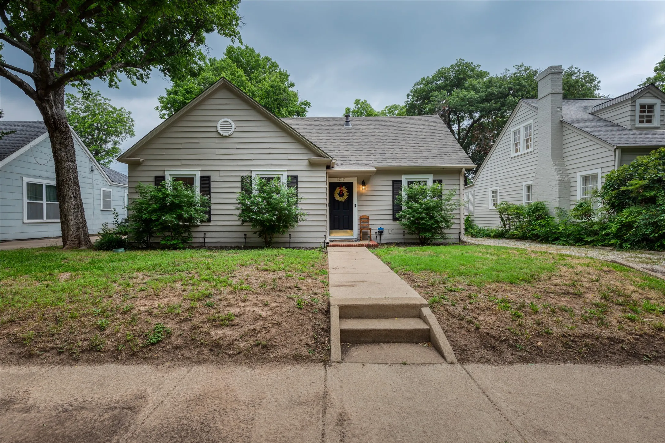 Single Family Residence For Sale in Tarrant County , 3217 Waits Avenue, Fort Worth, Texas 76109, 2 Bedroom, 2 Bathroom, Garage spaces, 1,402 Sqft, built in 1936, mls#21342639, Real Estate Agent in Fort Worth, Homes For Sale in Tarrant county, Homes For Sale in Fort Worth, Realtor in Fort Worth Texas, Real Estate Brokerage Independent Realty Texas, Luminita Cordes Realtor