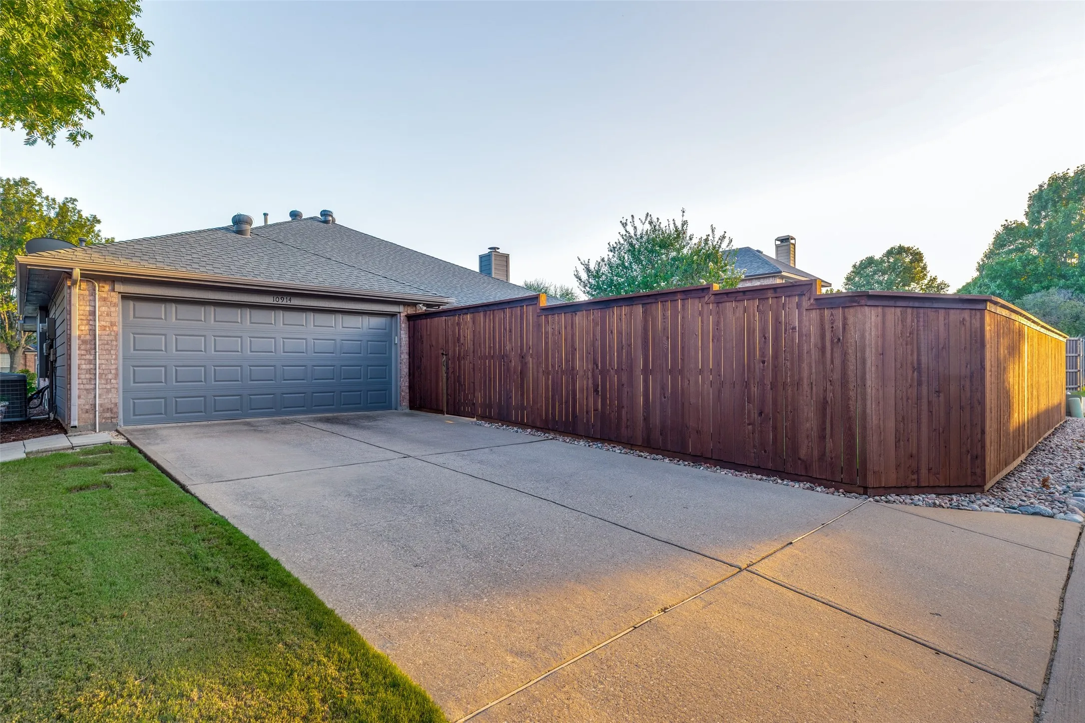 Single Family Residence For Sale in Collin County , 10914 Turtle Creek Lane, Frisco, Texas 75035, 3 Bedroom, 2 Bathroom, 2 Garage spaces, 1,933 Sqft, built in 1999, mls#21345433, Real Estate Agent in Frisco, Homes For Sale in Collin county, Homes For Sale in Frisco, Realtor in Frisco Texas, Real Estate Brokerage Independent Realty Texas, Luminita Cordes Realtor
