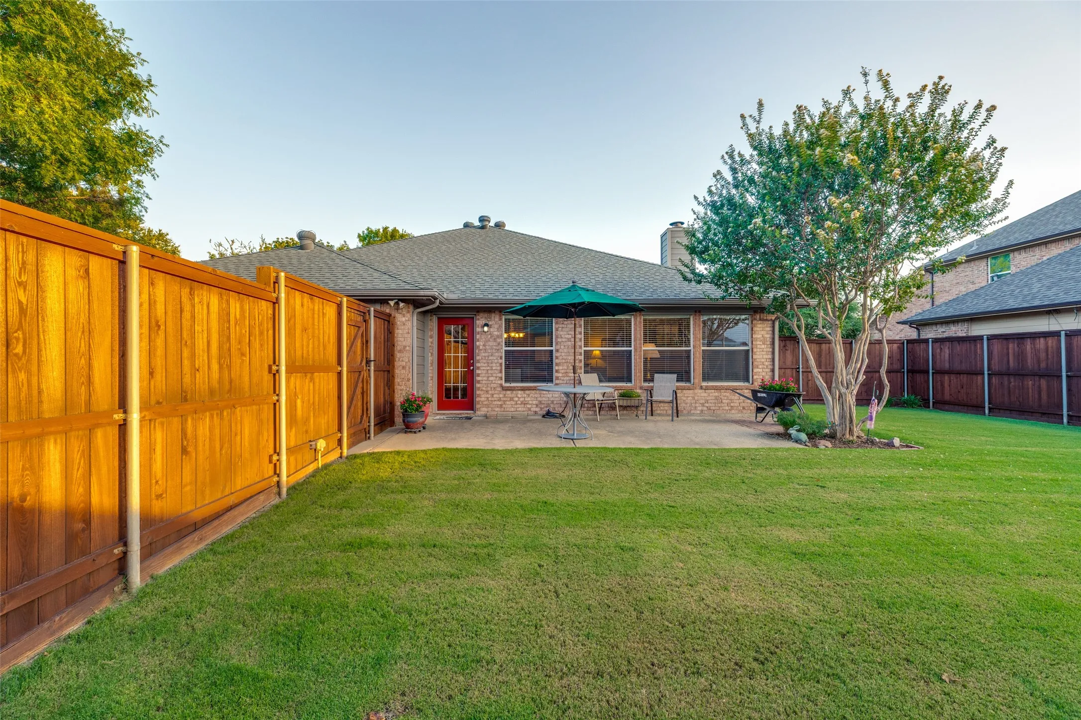 Single Family Residence For Sale in Collin County , 10914 Turtle Creek Lane, Frisco, Texas 75035, 3 Bedroom, 2 Bathroom, 2 Garage spaces, 1,933 Sqft, built in 1999, mls#21345433, Real Estate Agent in Frisco, Homes For Sale in Collin county, Homes For Sale in Frisco, Realtor in Frisco Texas, Real Estate Brokerage Independent Realty Texas, Luminita Cordes Realtor