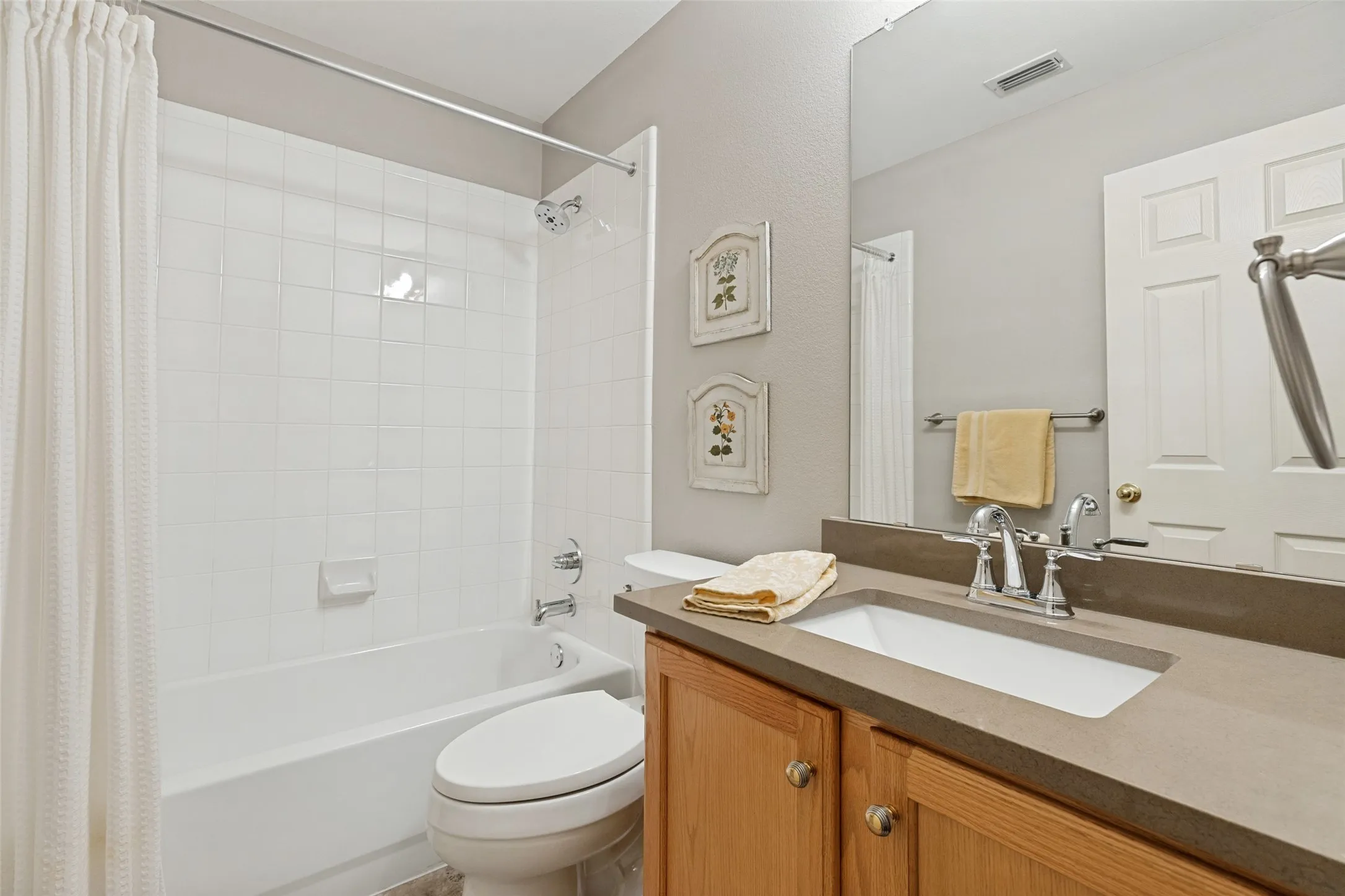 Single Family Residence For Sale in Collin County , 10914 Turtle Creek Lane, Frisco, Texas 75035, 3 Bedroom, 2 Bathroom, 2 Garage spaces, 1,933 Sqft, built in 1999, mls#21345433, Real Estate Agent in Frisco, Homes For Sale in Collin county, Homes For Sale in Frisco, Realtor in Frisco Texas, Real Estate Brokerage Independent Realty Texas, Luminita Cordes Realtor