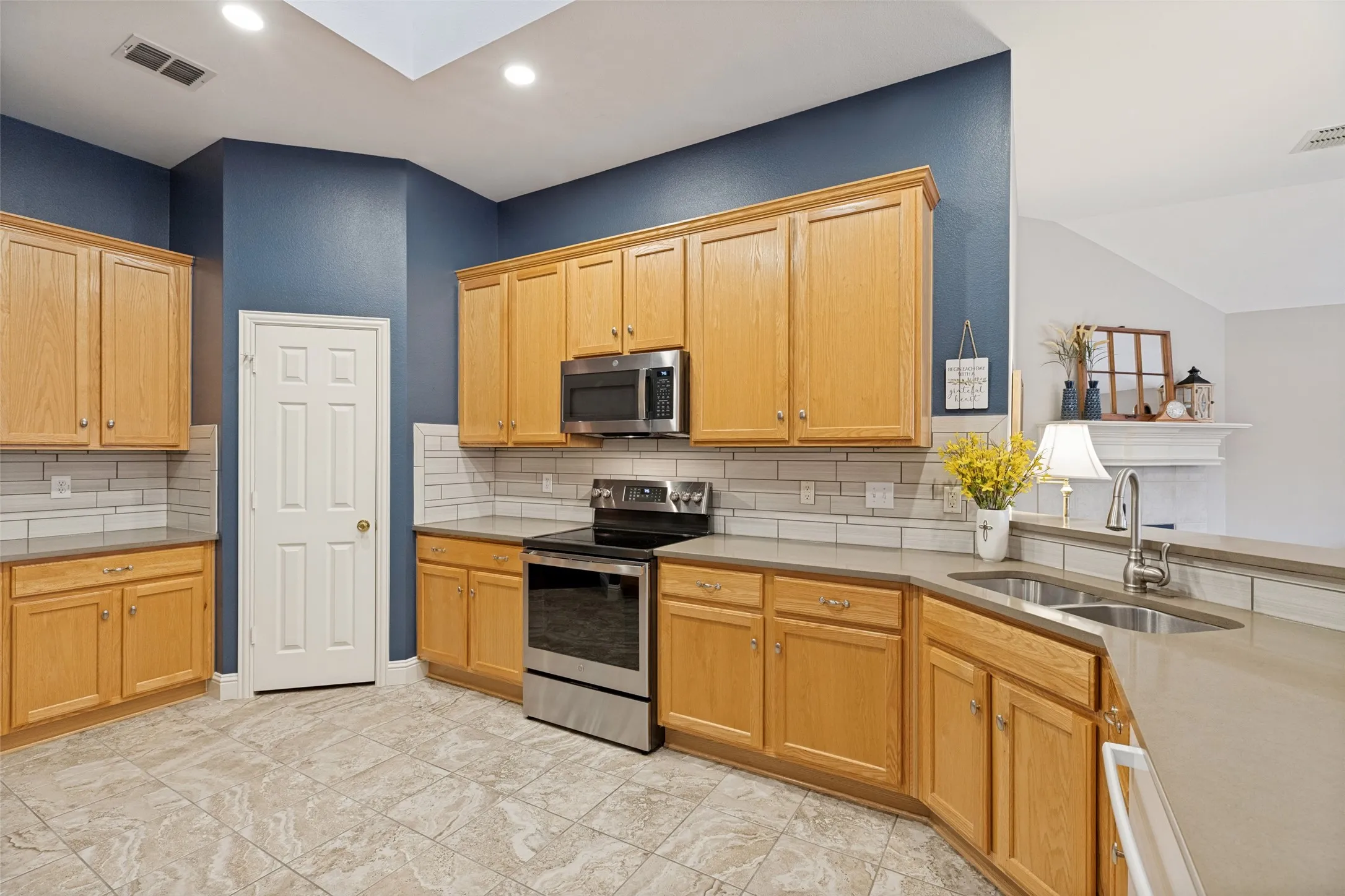 Single Family Residence For Sale in Collin County , 10914 Turtle Creek Lane, Frisco, Texas 75035, 3 Bedroom, 2 Bathroom, 2 Garage spaces, 1,933 Sqft, built in 1999, mls#21345433, Real Estate Agent in Frisco, Homes For Sale in Collin county, Homes For Sale in Frisco, Realtor in Frisco Texas, Real Estate Brokerage Independent Realty Texas, Luminita Cordes Realtor